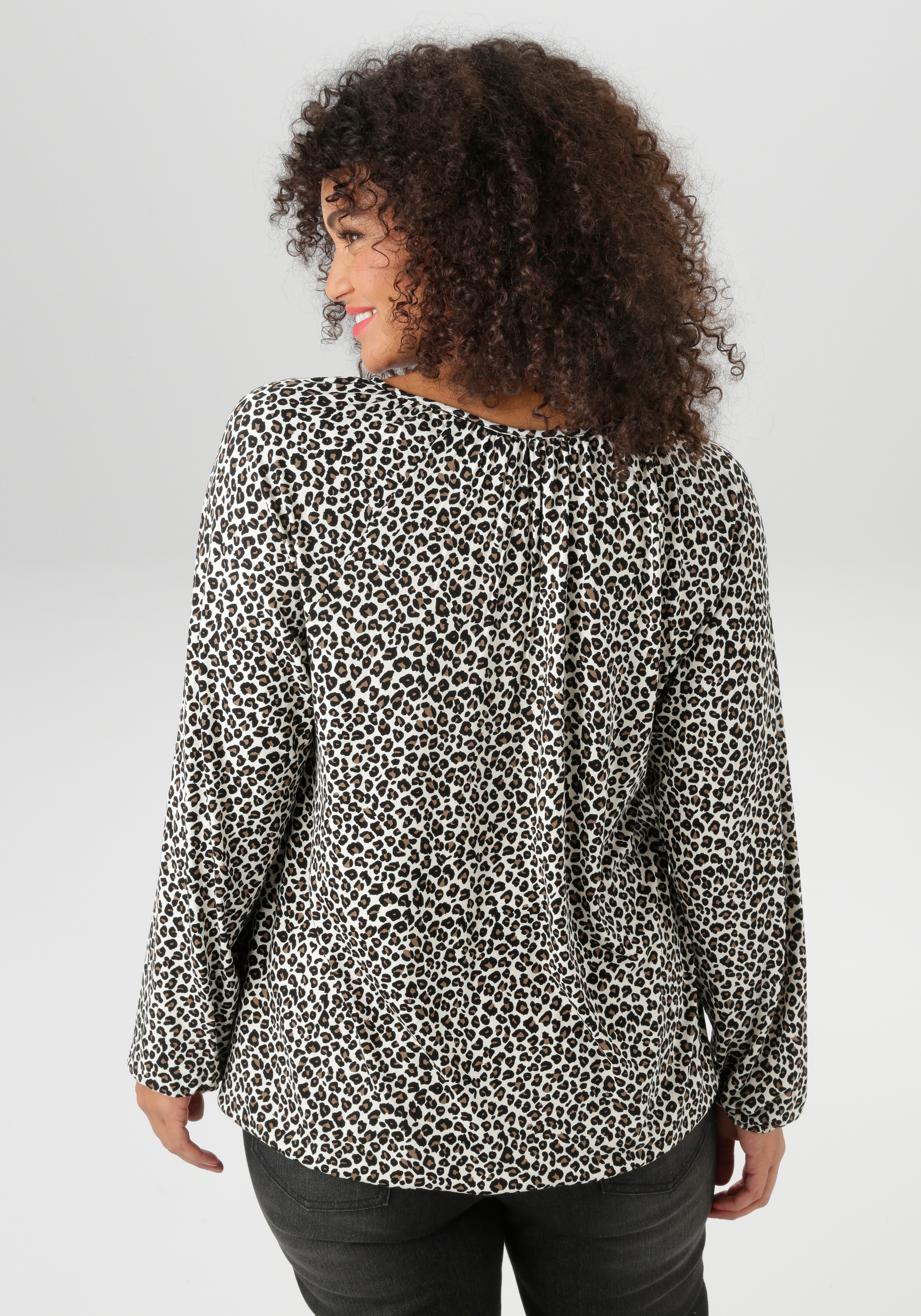Thumbnail - Aniston PLUS Langarmshirt, mit modischen Leoprint - NEUE KOLLEKTION
