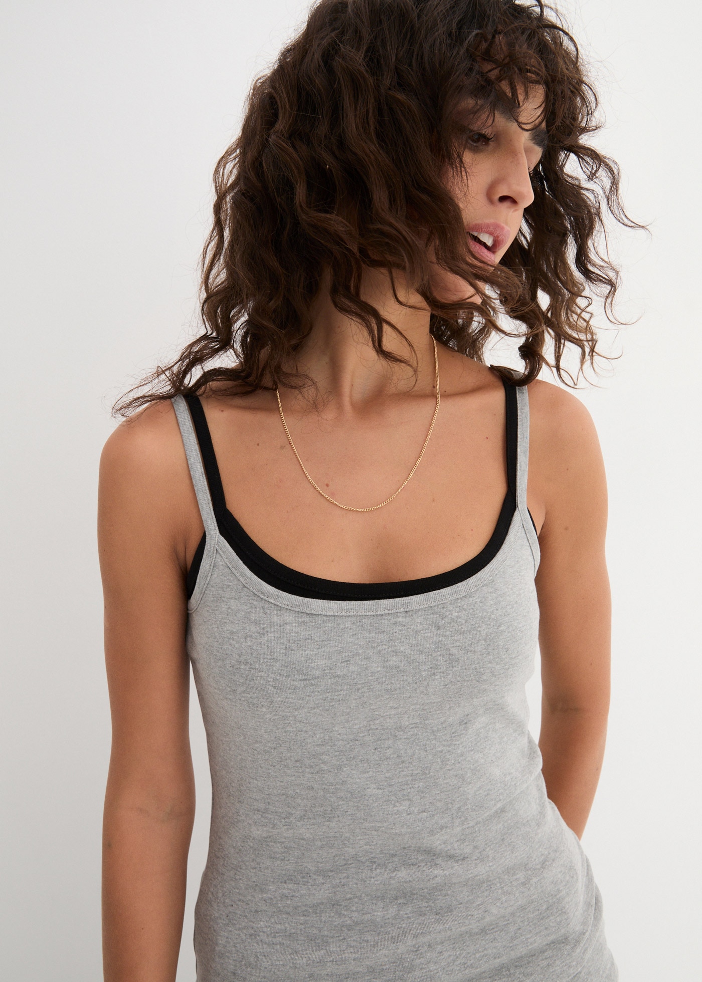 bonprix Shirttop Packung, 3 taillierte Passform, ohne Ärmel, aus leichtem Baumwollmaterial