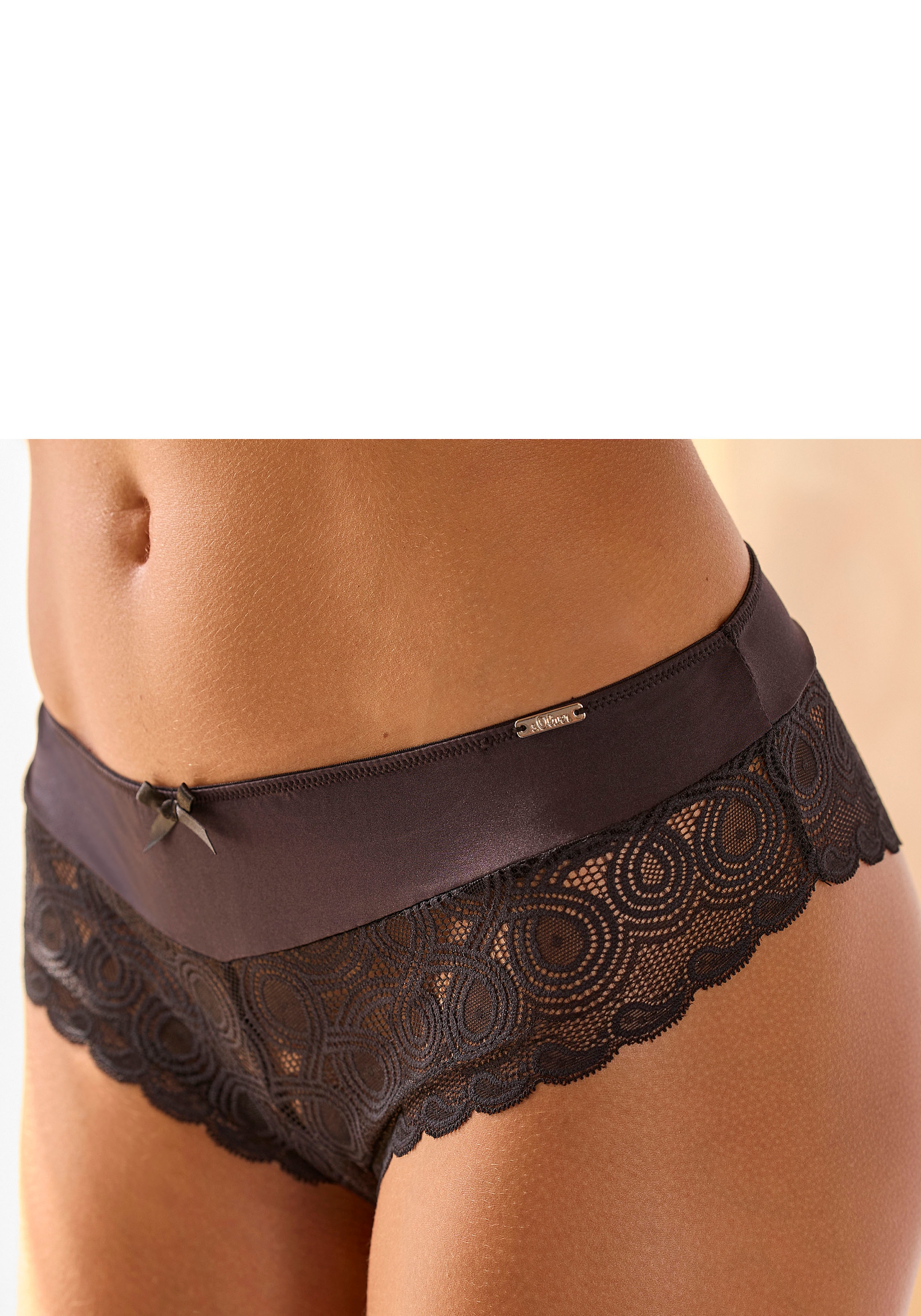 Stringpanty, mit extravaganter Spitze und Zierschleife