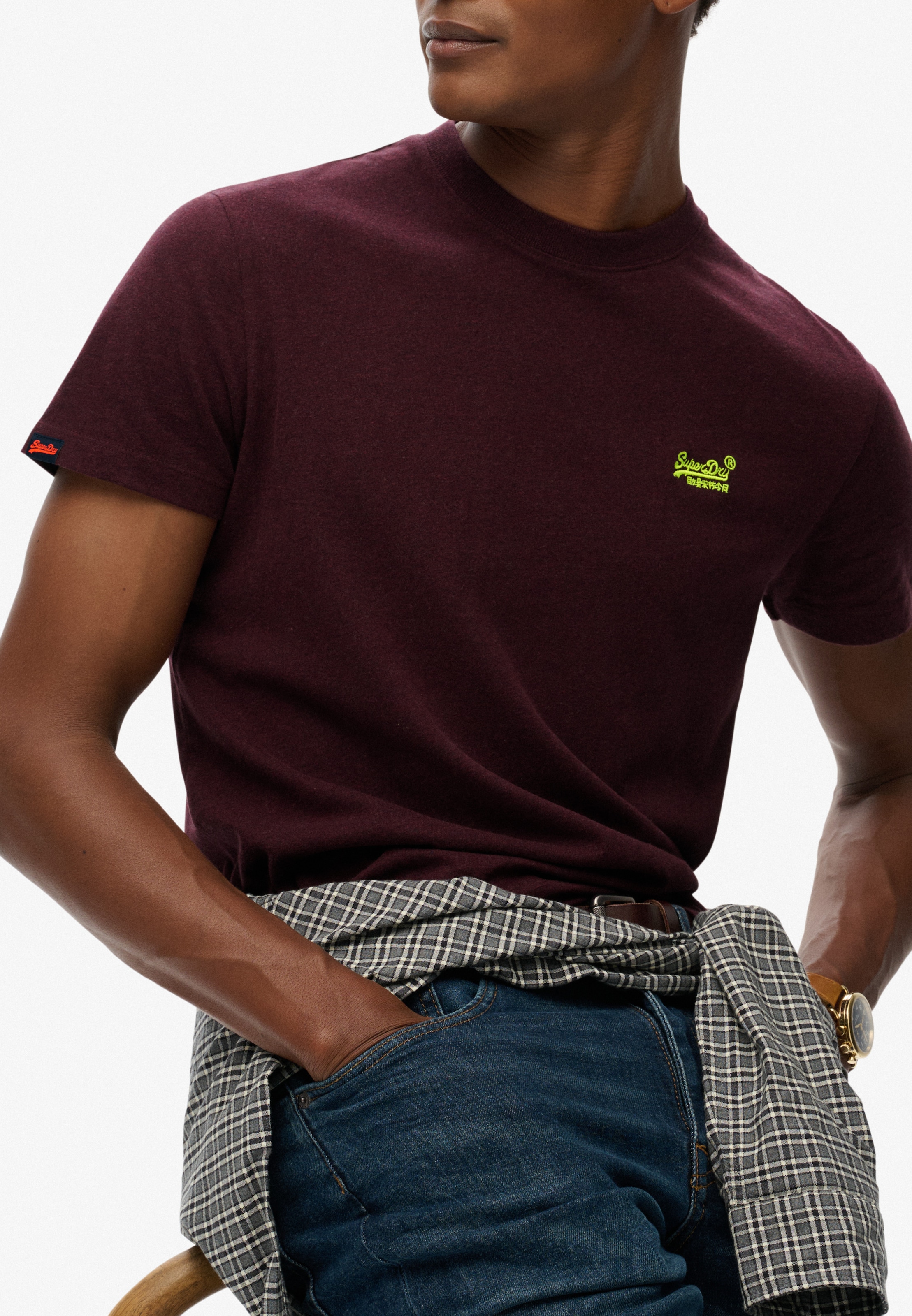 Superdry Rundhalsshirt »ESSENTIAL LOGO EMB TEE« aus Baumwolle und Single Jersey, Slim Fit, Kurzarm, hüftlang