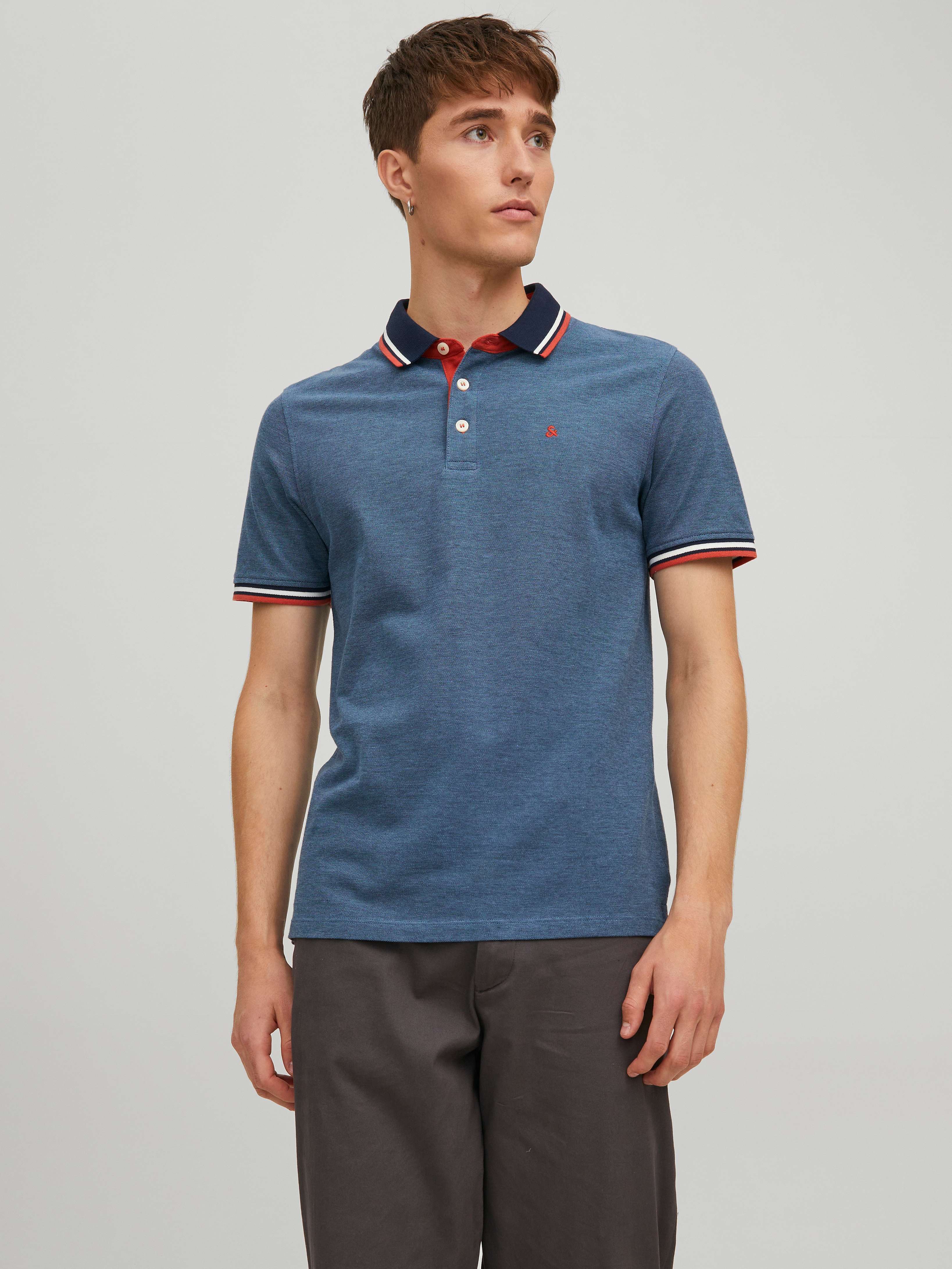 Jack & Jones Poloshirt "JJEPAULOS Poloshirt mit klassischem Kragen und figurbetonter Form" Logostickerei, modisch, schmal, Baumwolle, Polokragen