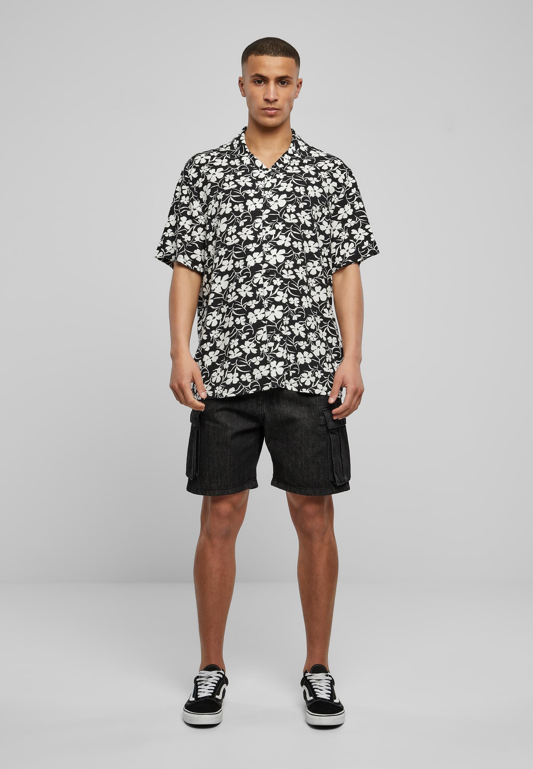 URBAN CLASSICS Kurzarmhemd »Urban Classics Herren Viscose AOP Resort Shirt«, (1 tlg.)
