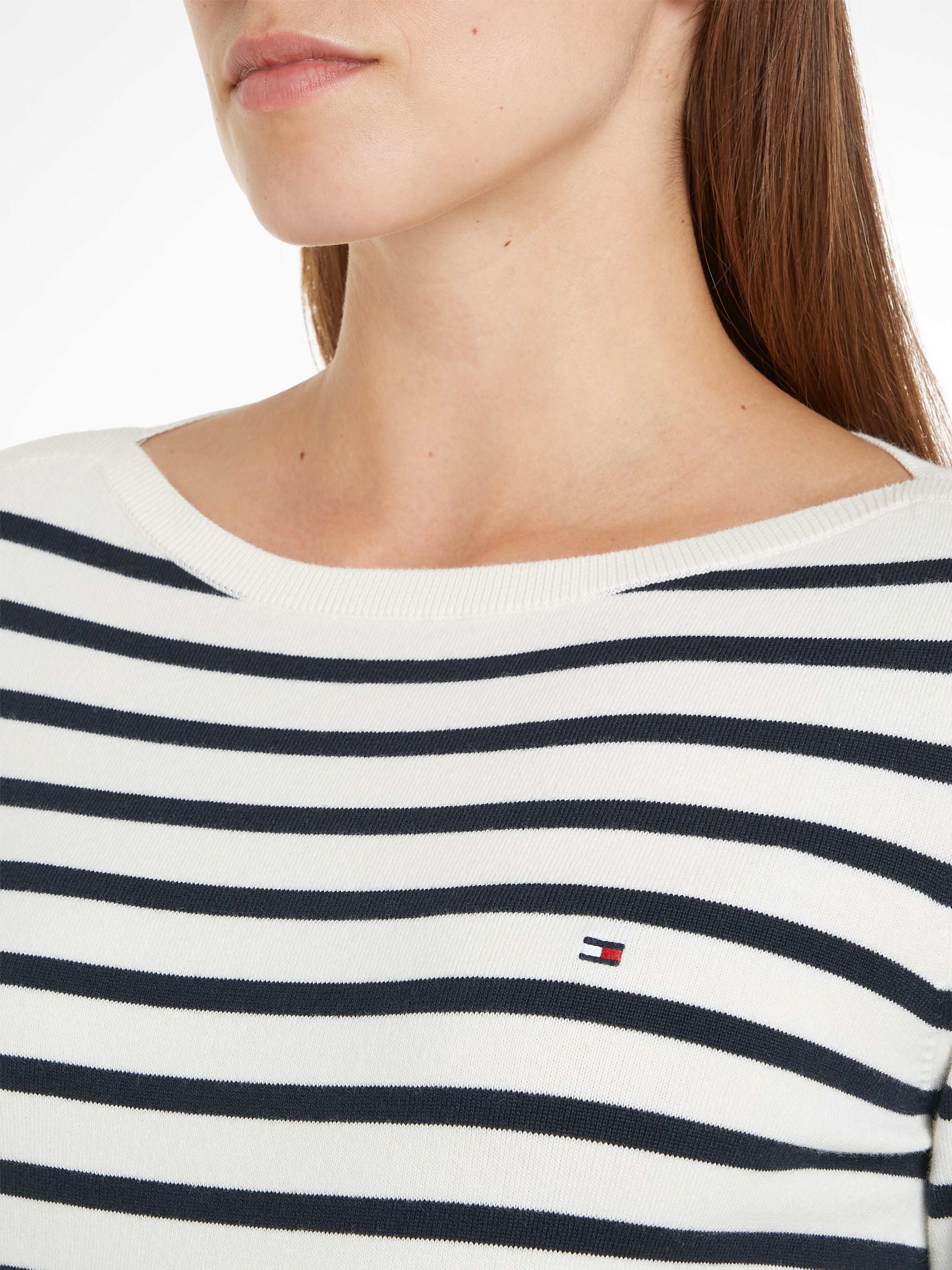 Tommy Hilfiger Strickpullover »CO JERSEY STITCH BOAT-NK SWEATER«, mit Tommy Hilfiger Logo-Flag am Ärmel