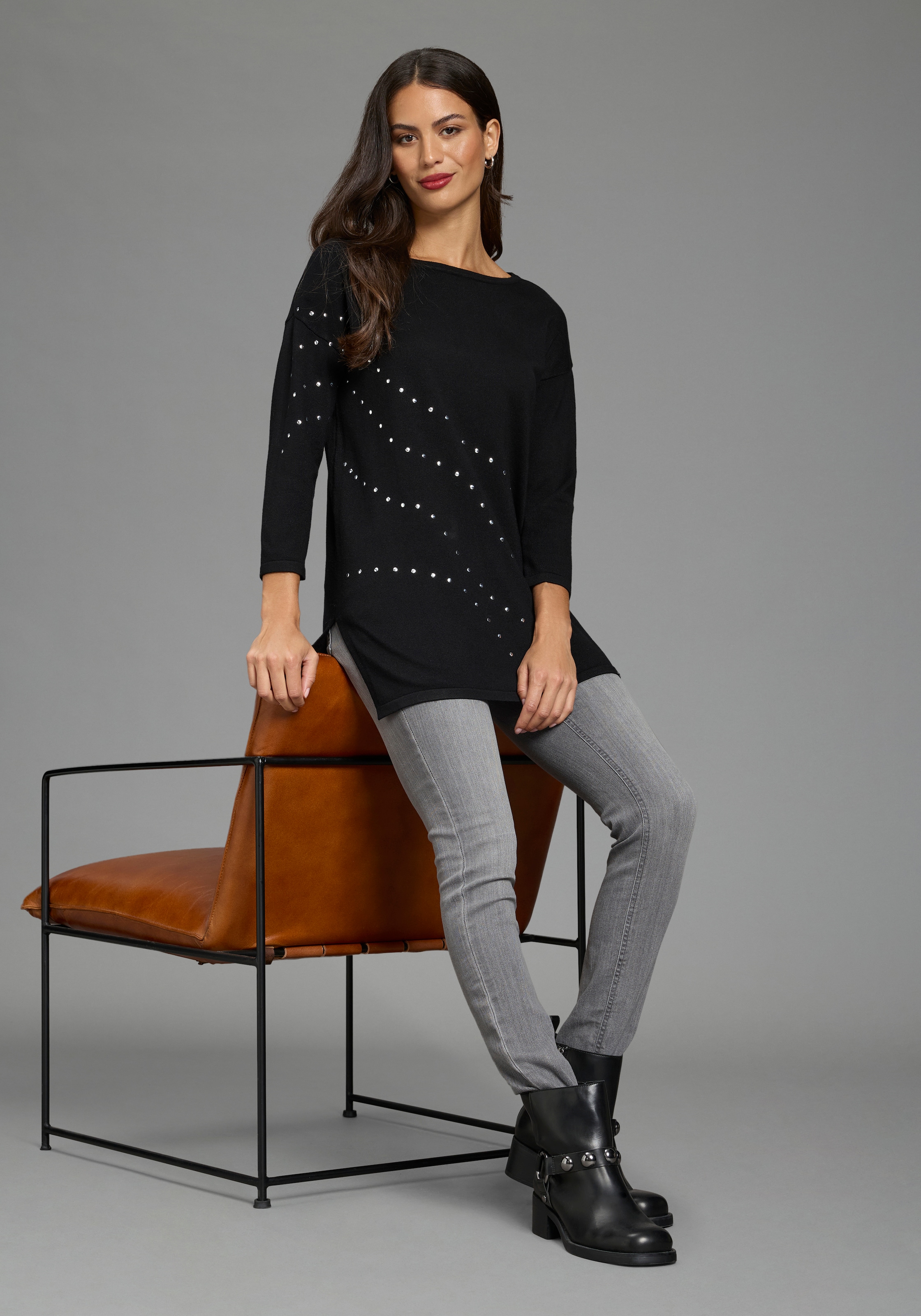 Laura Scott Strickpullover »aus Feinstrick, mit U-Boot-Ausschnitt, weite Passform« mit welligem Nieten-Design