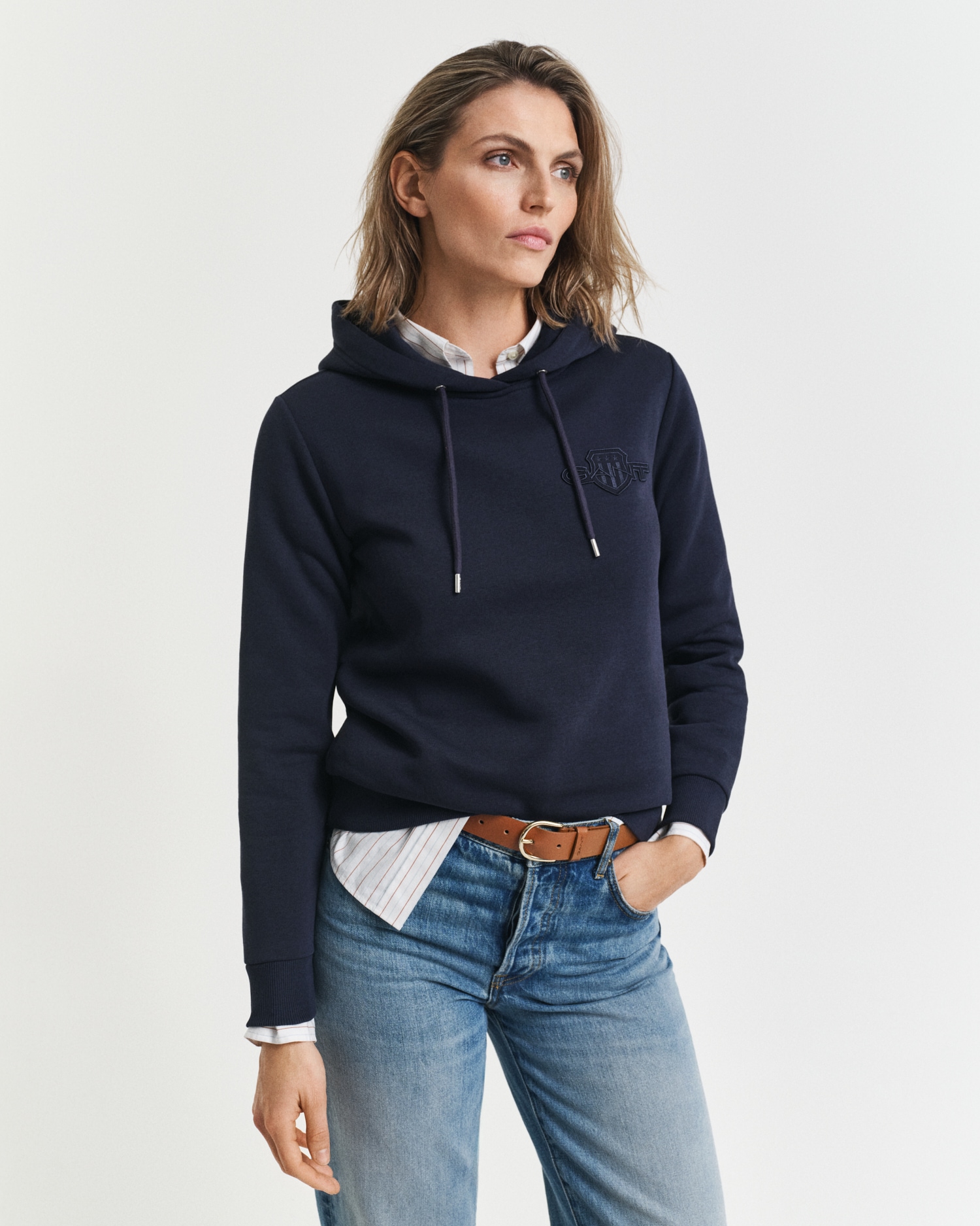 Gant Hoodie "REG TONAL SHIELD HOODIE", Ton in Ton Stickerei, Rippbündchen günstig online kaufen