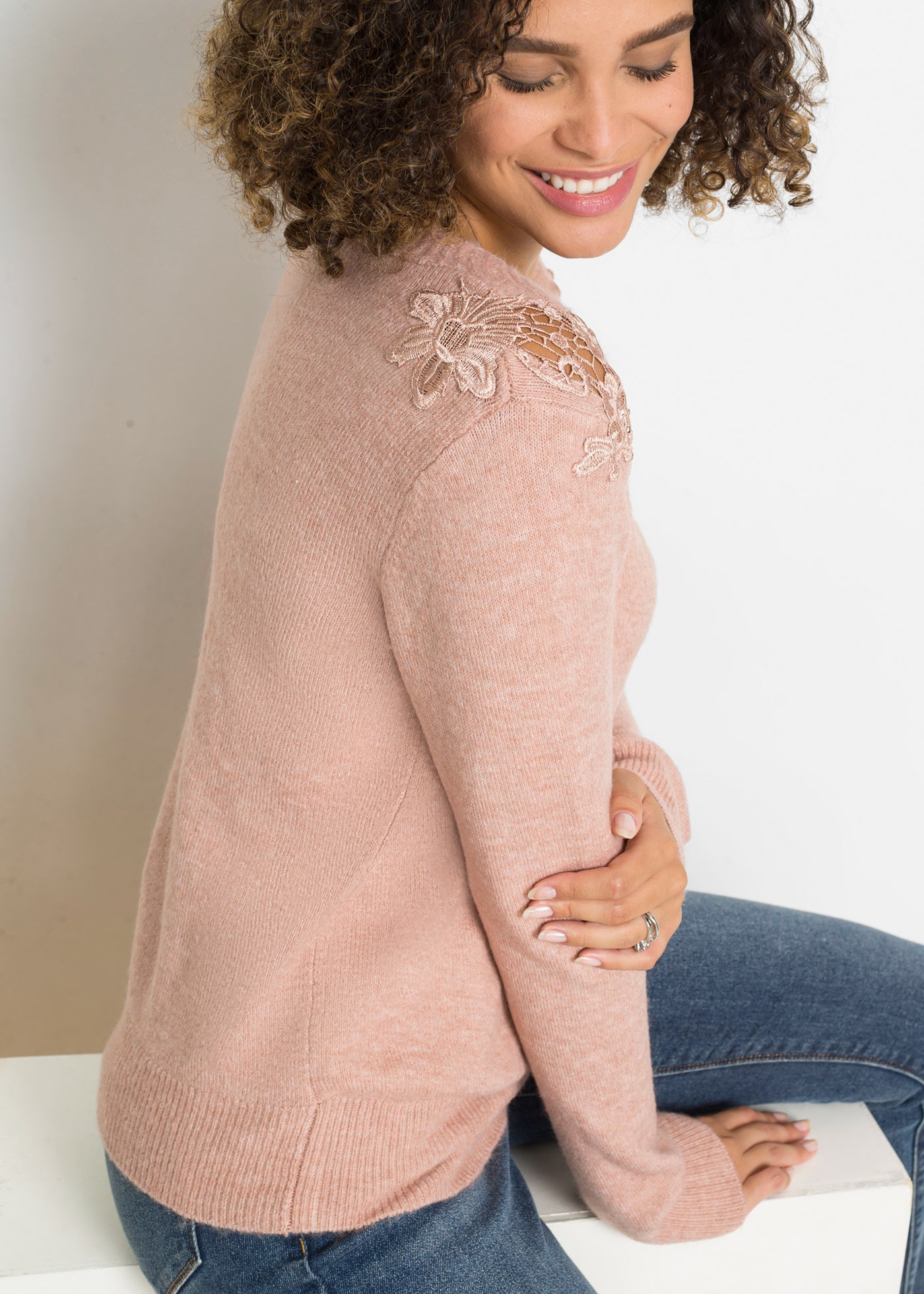 bonprix Strickpullover aus Polyacryl, Polyester und Elasthan, mit Spitzeneinsatz