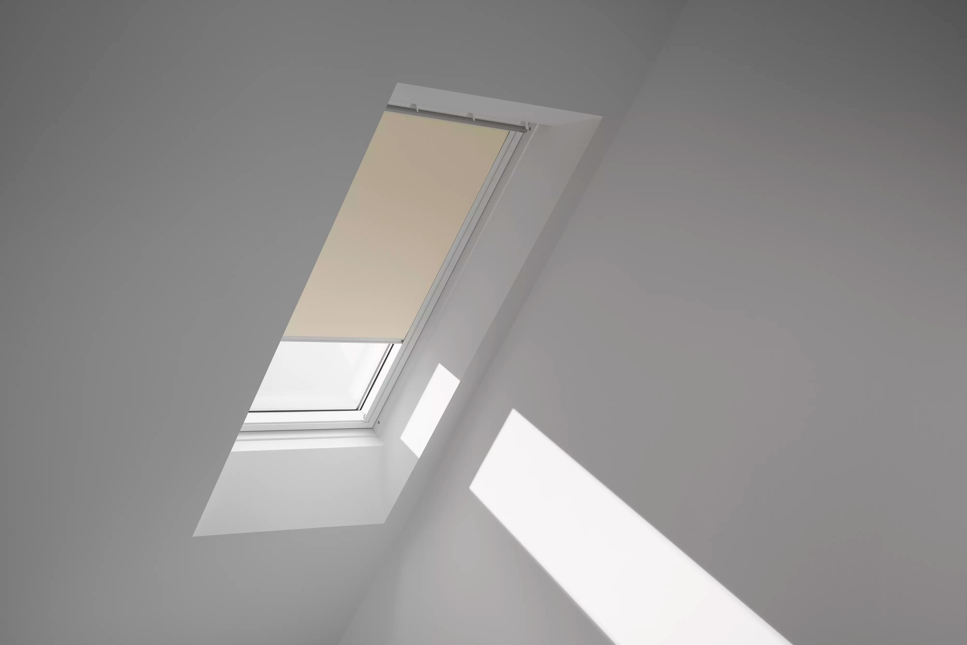 VELUX Verdunklungsrollo »DKL 1085SWL«, verdunkelnd, ohne Bohren, in Führungsschienen, Stoff hellbeige mit alufarbenen Führungsschienen & Griffleiste