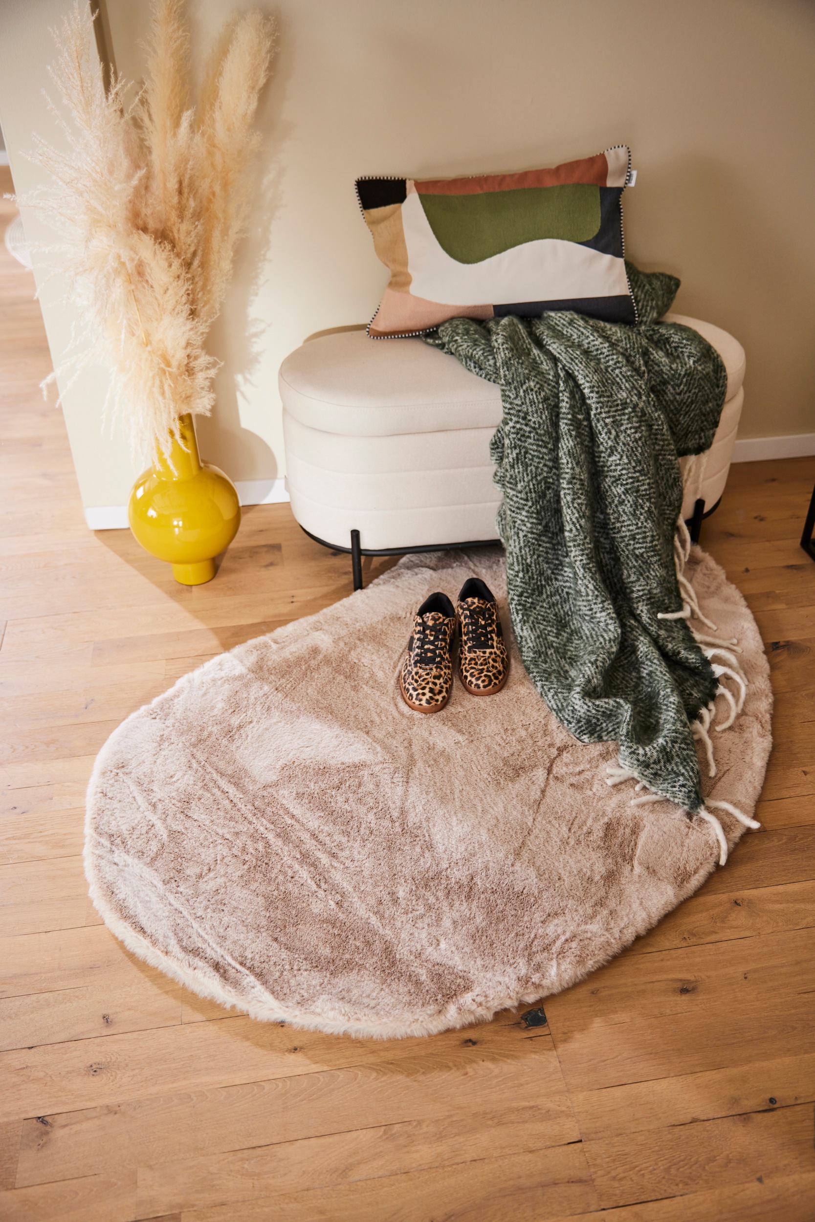 Bruno Banani Hochflor-Teppich »Rabbit 2 Bean, Kunstfell Teppich, Modern, besondere Form«, U-förmig, 25 mm Höhe, Kaninchenfell-Haptik, Microfaser, Wohnzimmer, Schlafzimmer, Esszimmer
