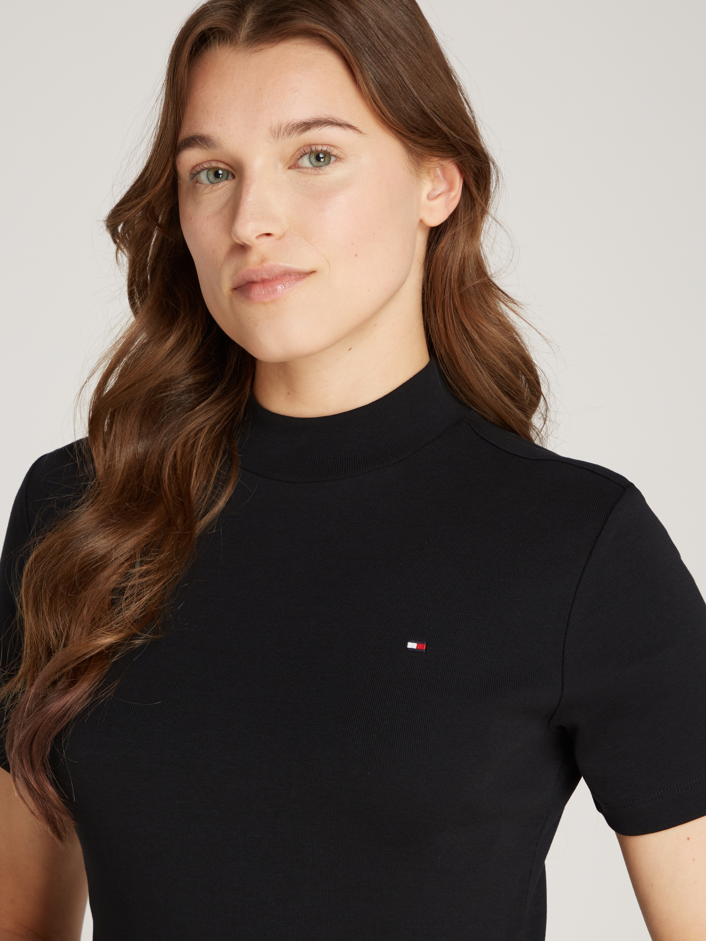 Tommy Hilfiger Stehkragenshirt »NEW CODY SLIM CROP MOCK-NK«, mit Logostickerei