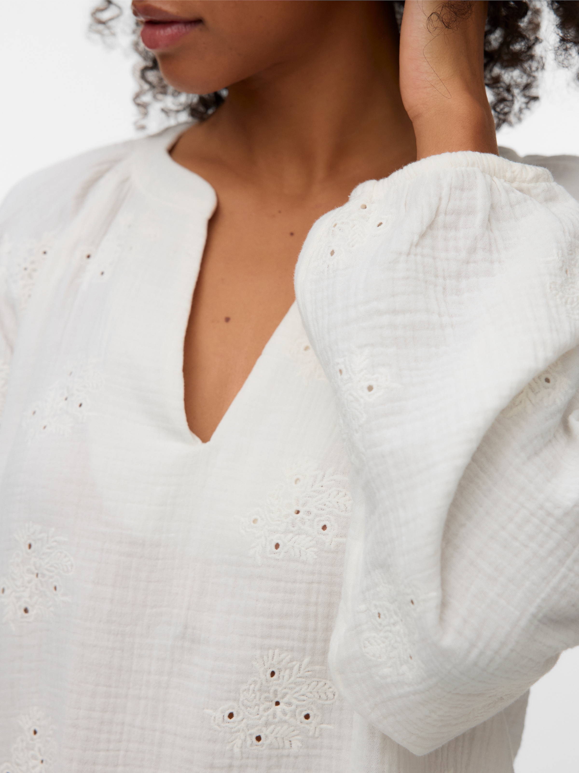 Vero Moda Langarmbluse »VMNATALI LS EMB TOP WVN NOOS« Baumwolle, Allover Ton-in Ton Stickerei