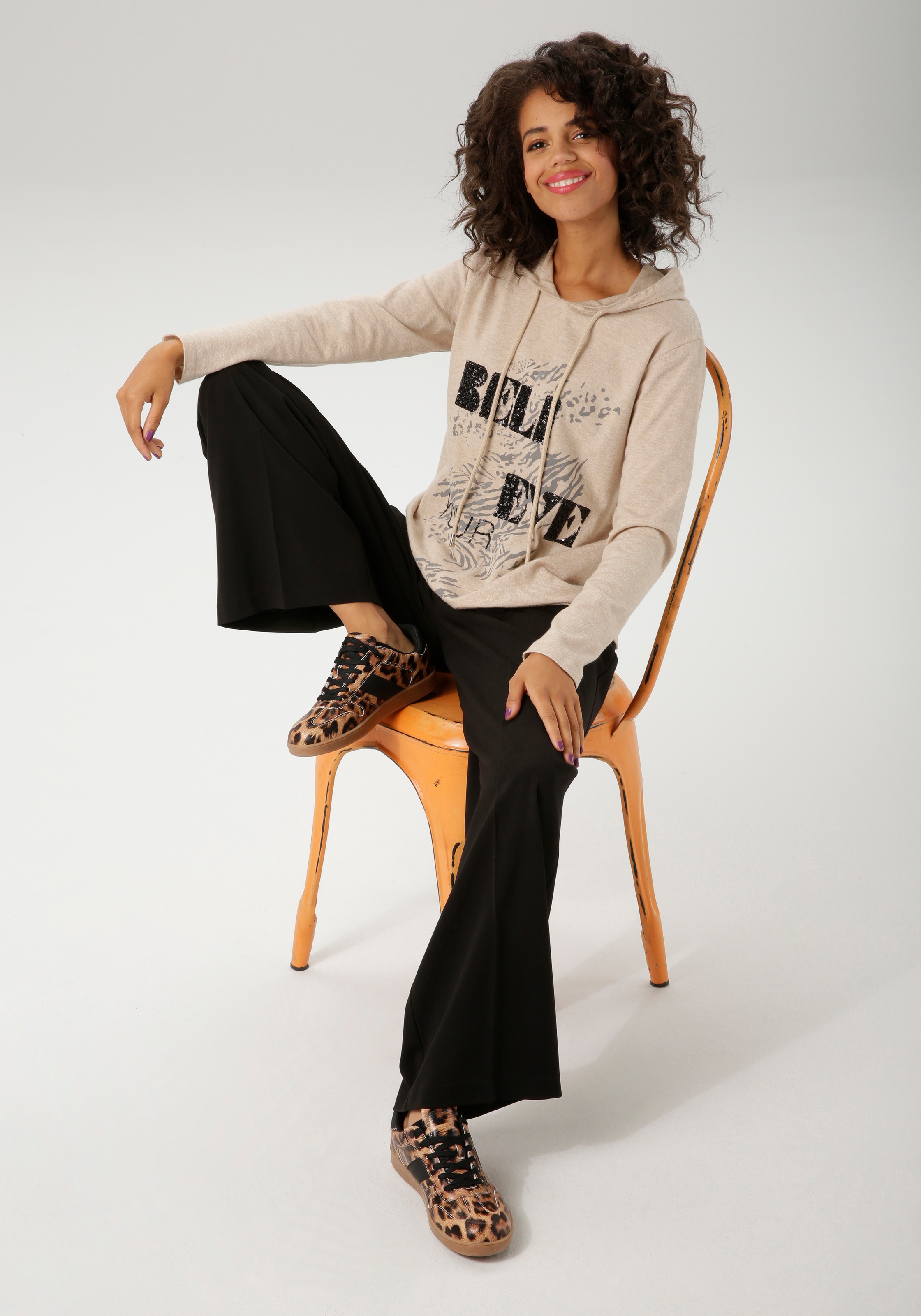 Aniston CASUAL Strickpullover, mit Pailletten-Schriftzug verziertem Vorderteil - NEUE KOLLEKTION