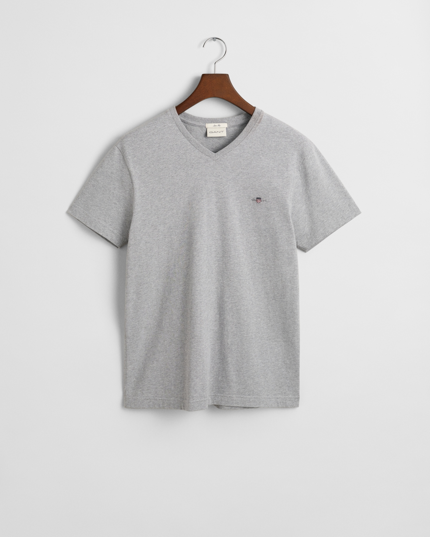 Gant T-Shirt »SLIM SHIELD V-NECK T-SHIRT«, mit einer kleinen Logostickerei auf der Brust
