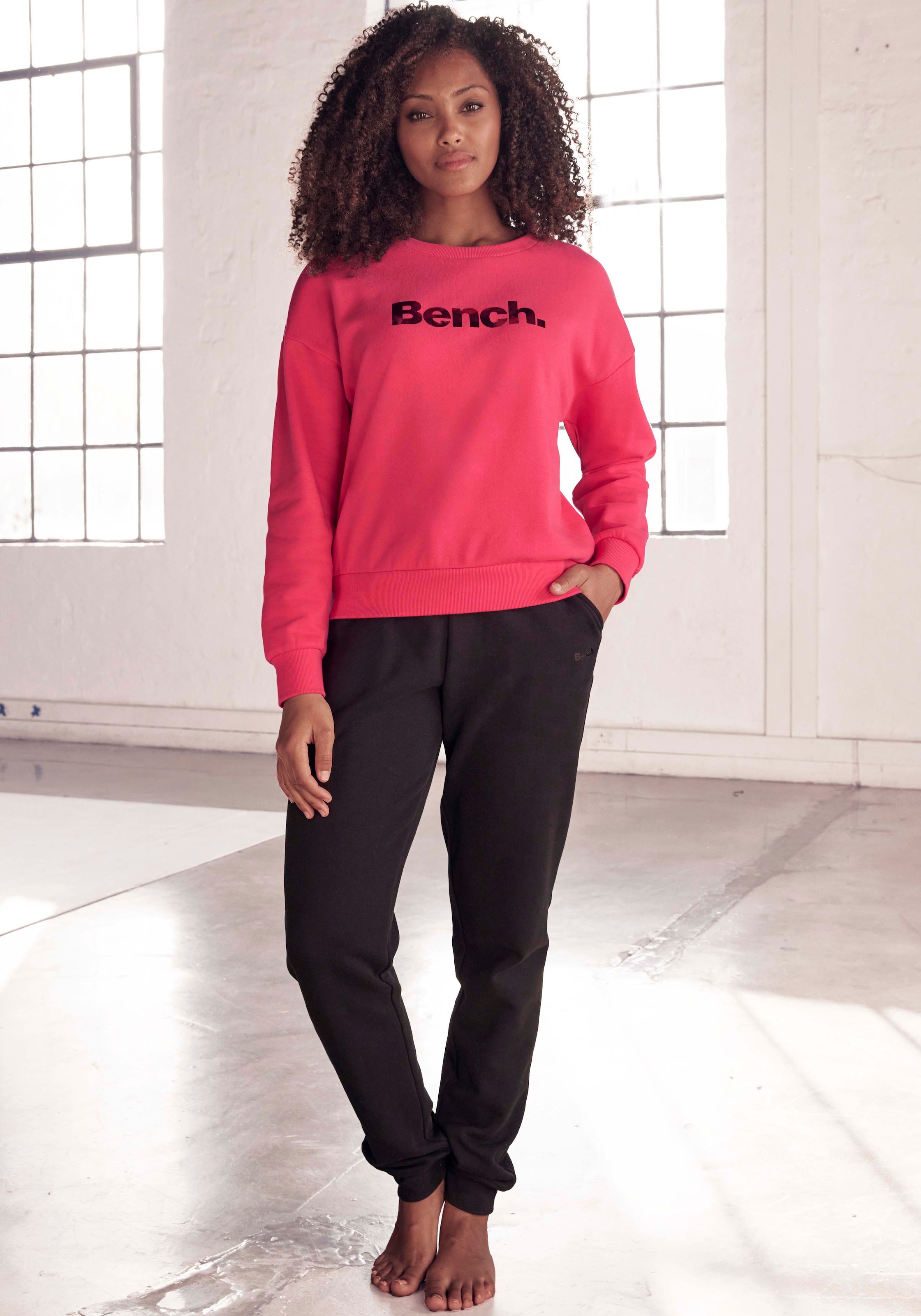 Bench. Sweatshirt Loungewear »-Loungeshirt«, Logodruck, BAUR glänzendem | für kaufen mit