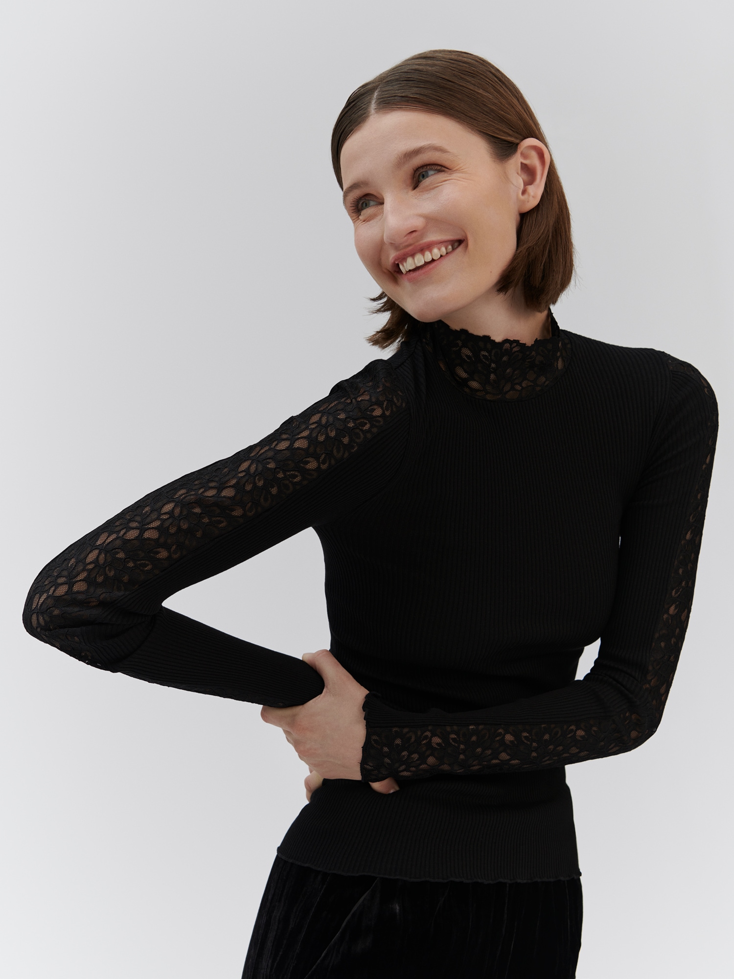 rosemunde Longsleeve »Beatha lace longsleeve«, Wunderschöne durchlaufende Vintage-Spitze an Kragen und Ärmeln