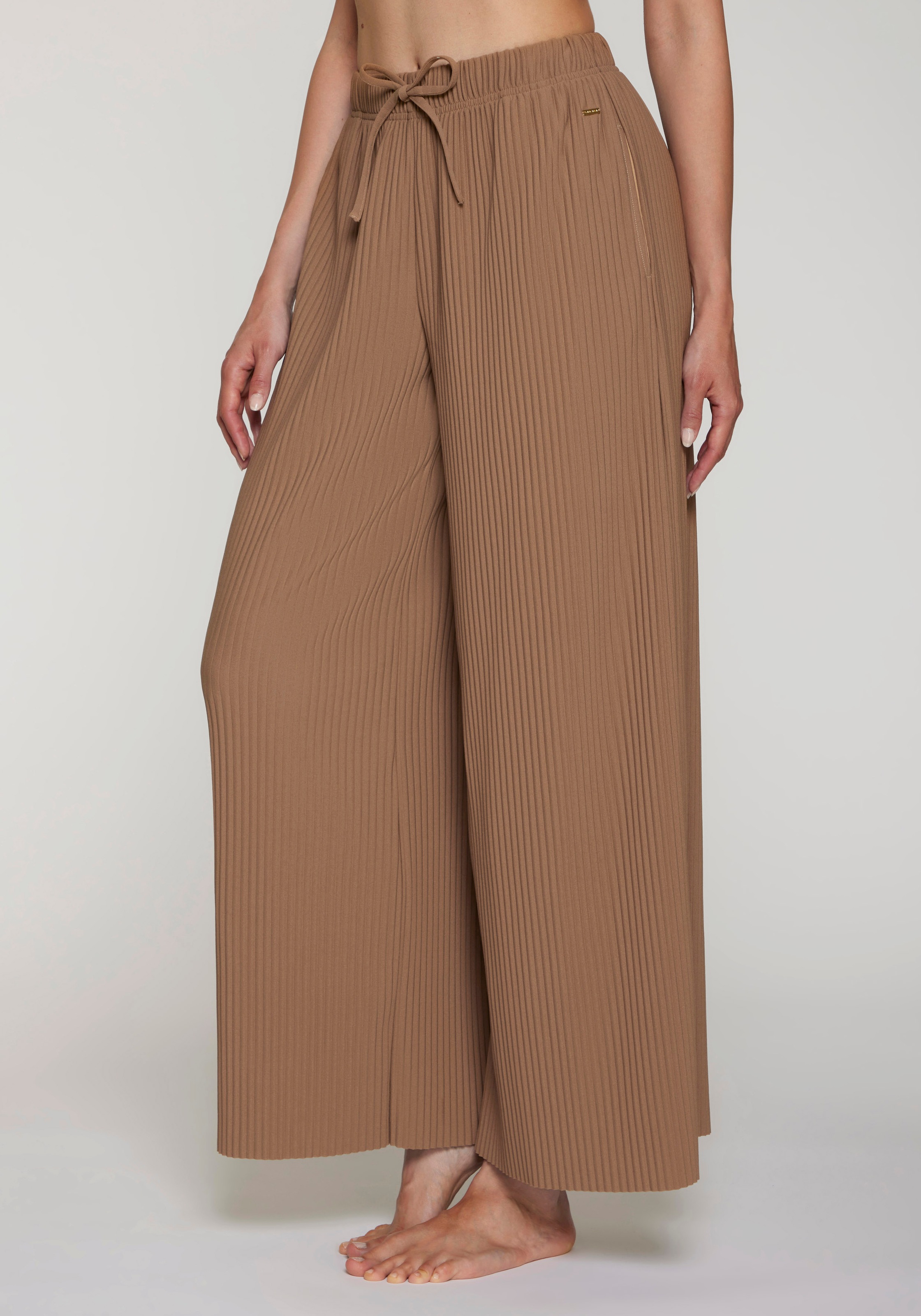 LASCANA Schlupfhose, in weiter Form mit Plisseefalten