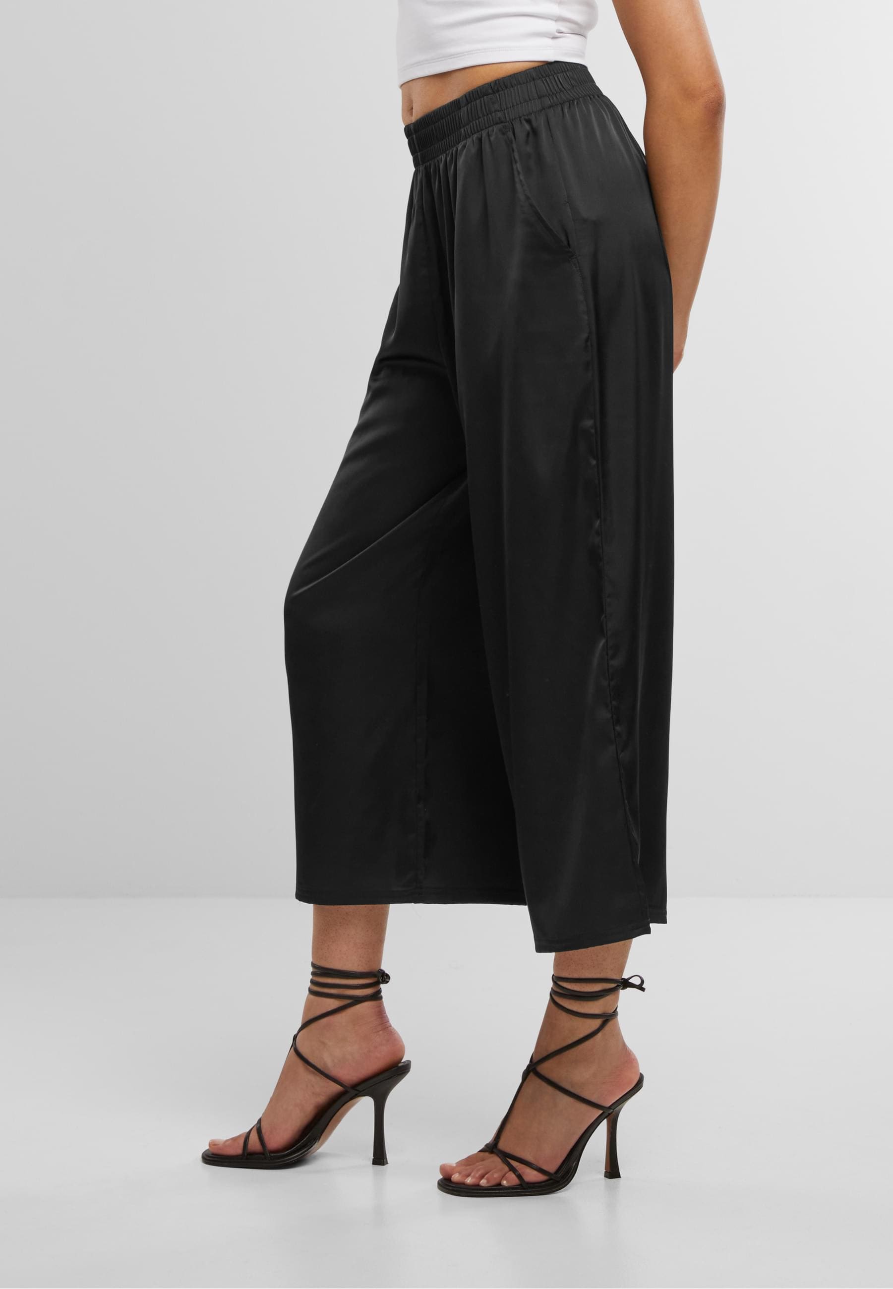 URBAN CLASSICS Stoffhose »Urban Classics Ladies Satin Wide Leg Culotte«, (1 tlg.)