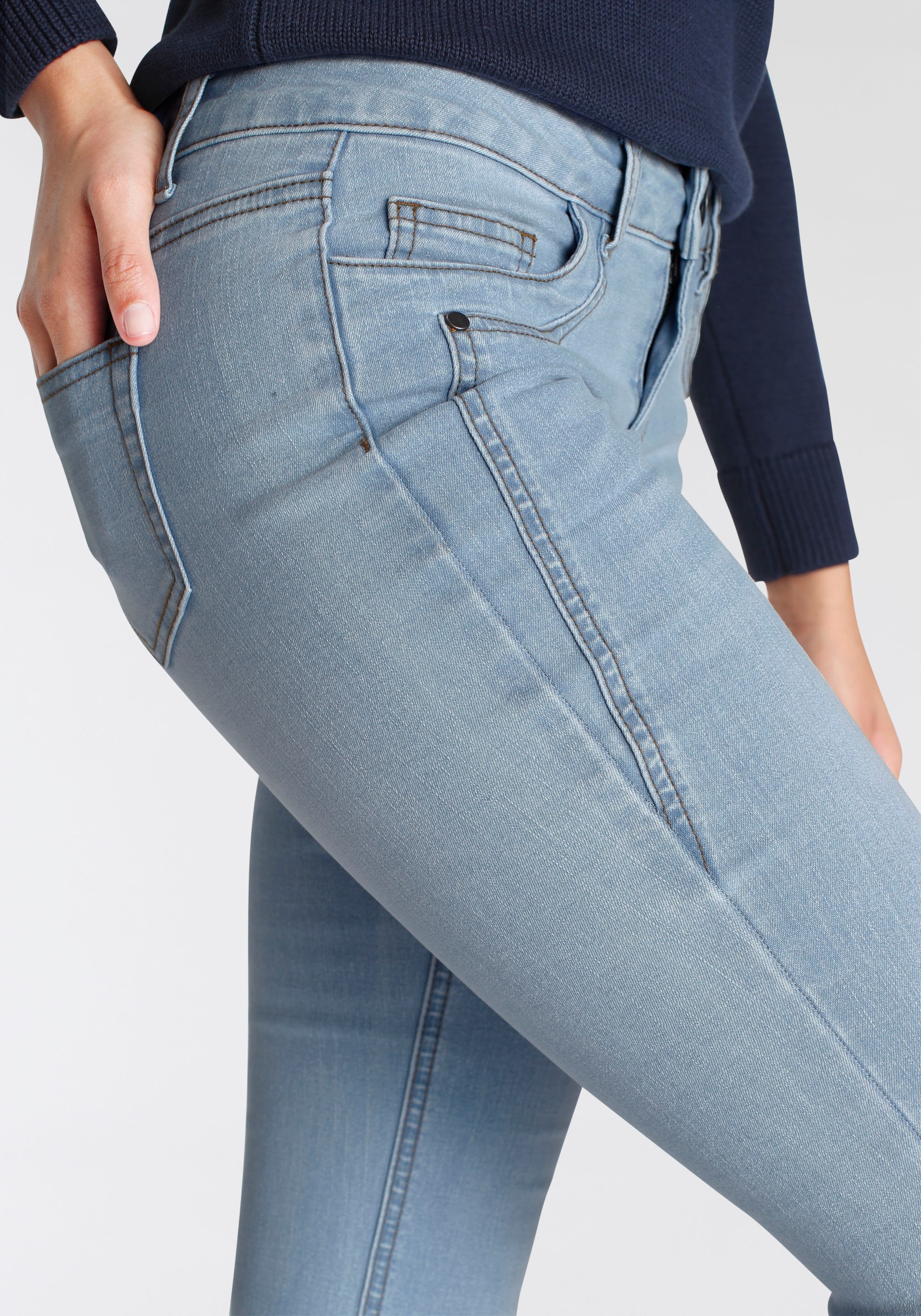 Arizona Bootcut-Jeans »mit Keileinsätzen«, Low Waist