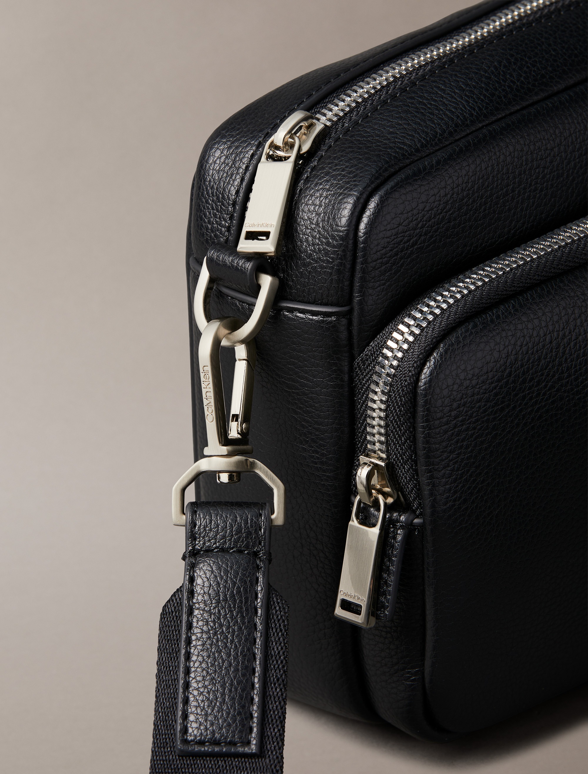 Calvin Klein Kameratasche »RAISED CAMERA BAG«, Damen Umhängetasche, Handtasche, Schultertasche mit Logoschriftzug