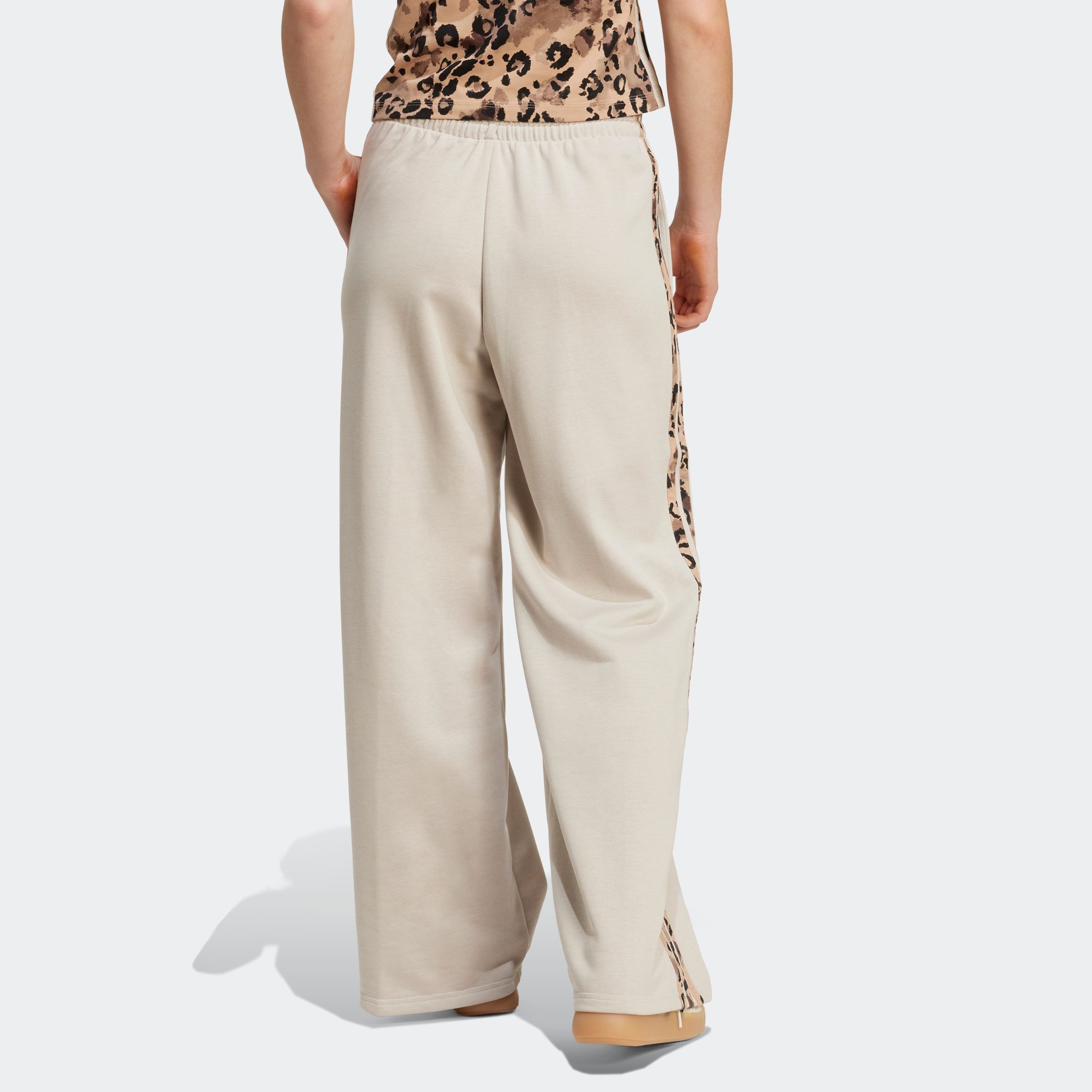 adidas Sportswear Sporthose »W AOP FT PT«, (1 tlg.), Locker geschnitten mit weitem Bein, Tierprint-Details