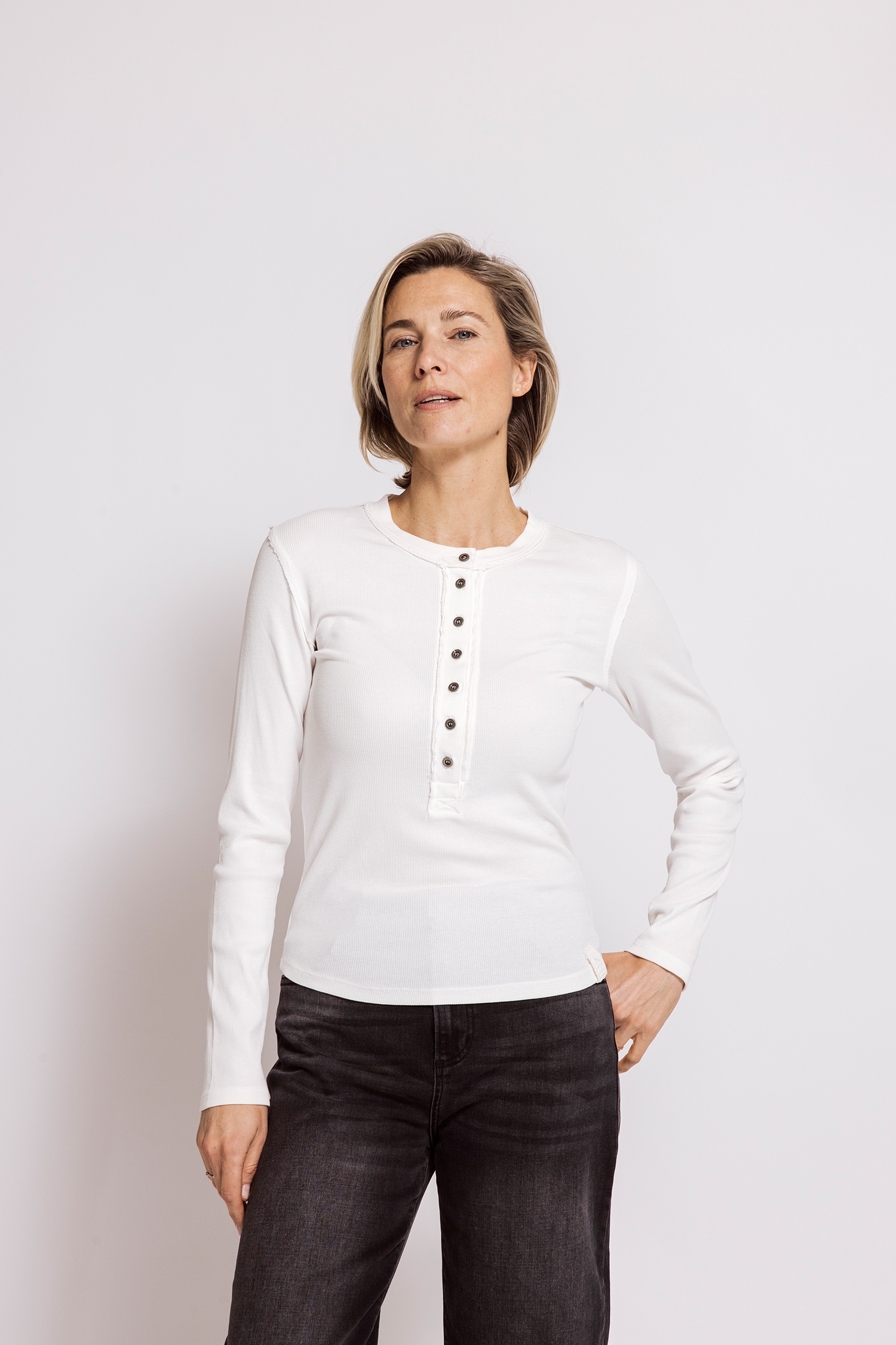 Zhrill Langarmshirt "NAMI" bequeme Passform, unifarben, offene Kanten