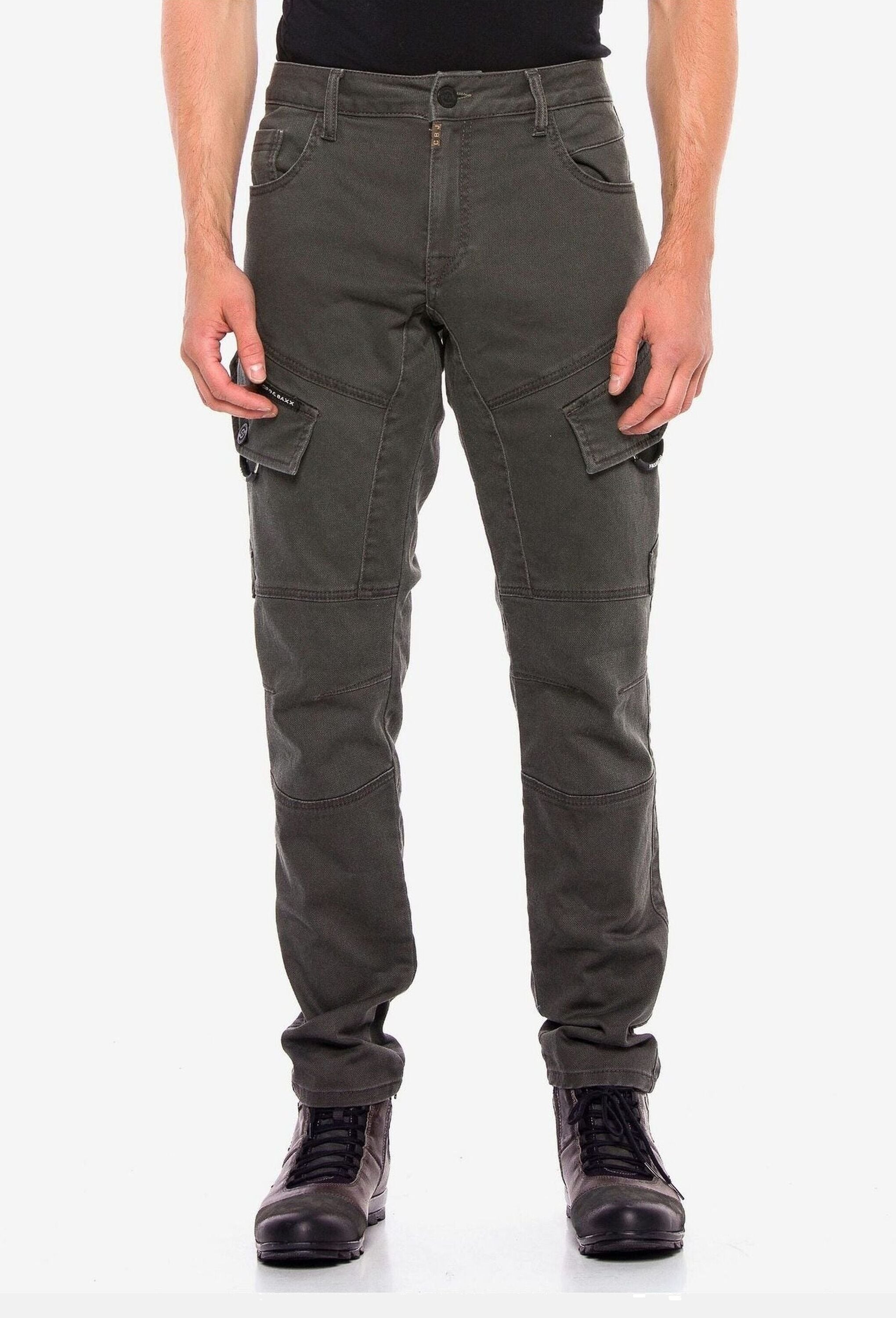 Cipo & Baxx Cargojeans »Cipo & Baxx Jeans« mit schrägen Cargotaschen, CD566