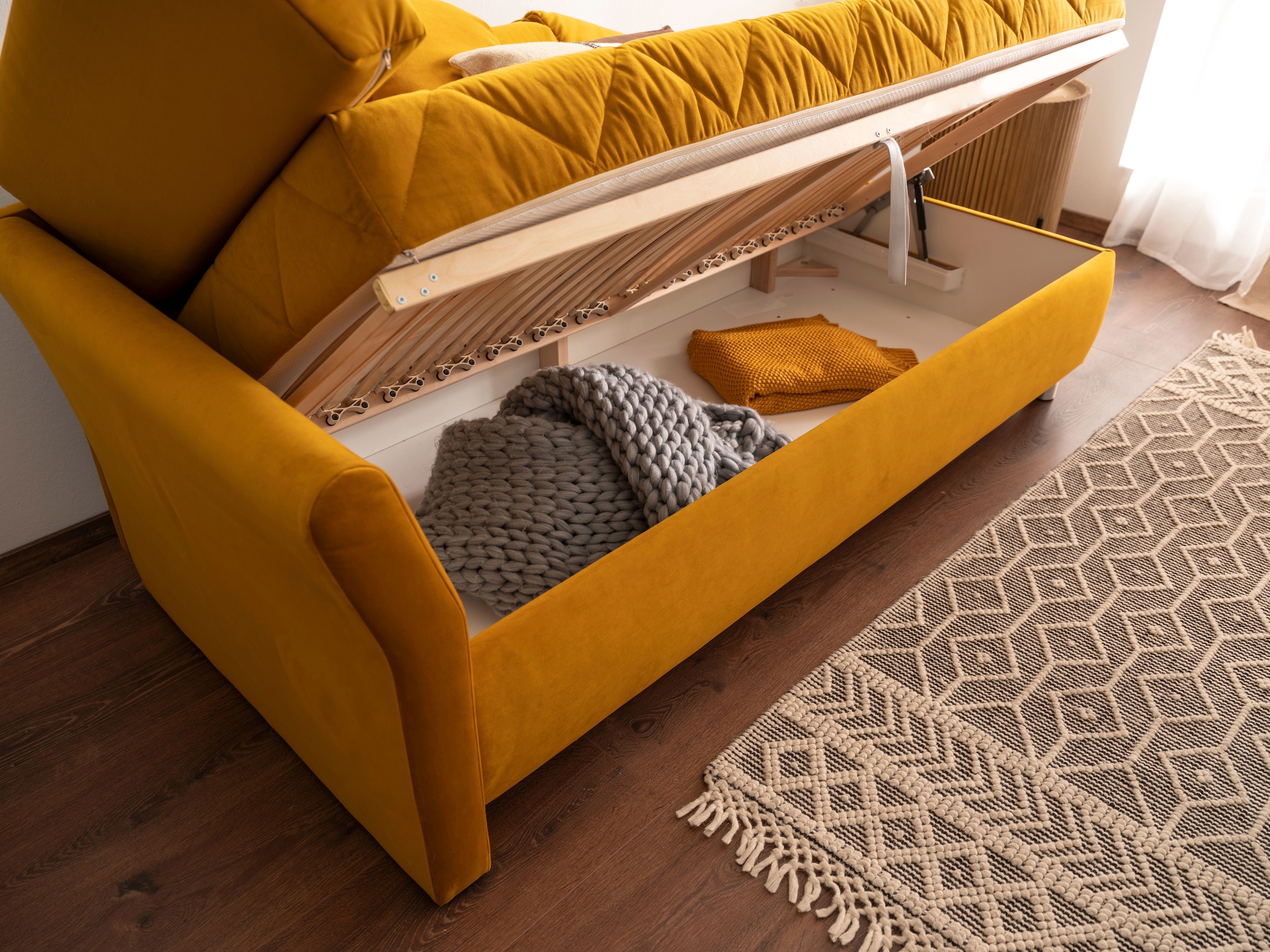 alina Schlafsofa, Bettkasten, Zierkissen-Set aus: 2 Stk. 40x40cm, 1 Stk. 30x30cm