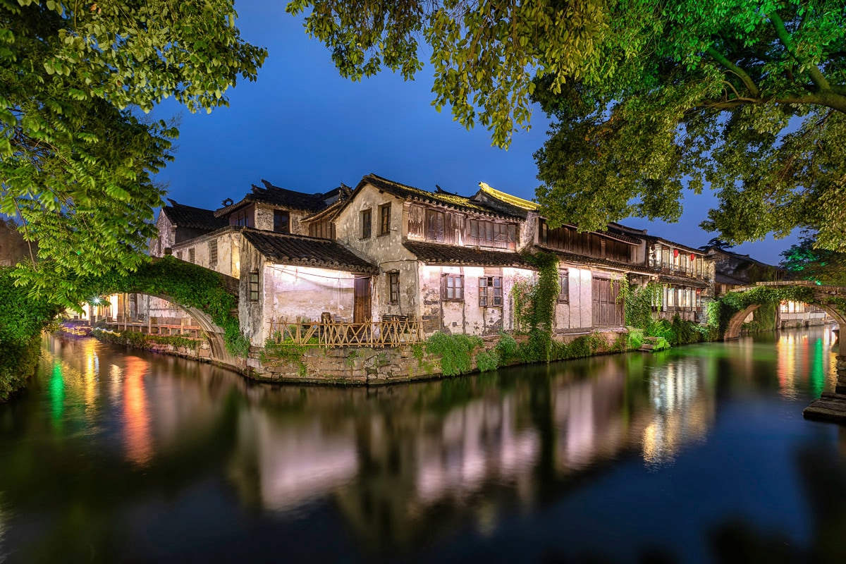 Papermoon Fototapete "Fluss in Stadt"