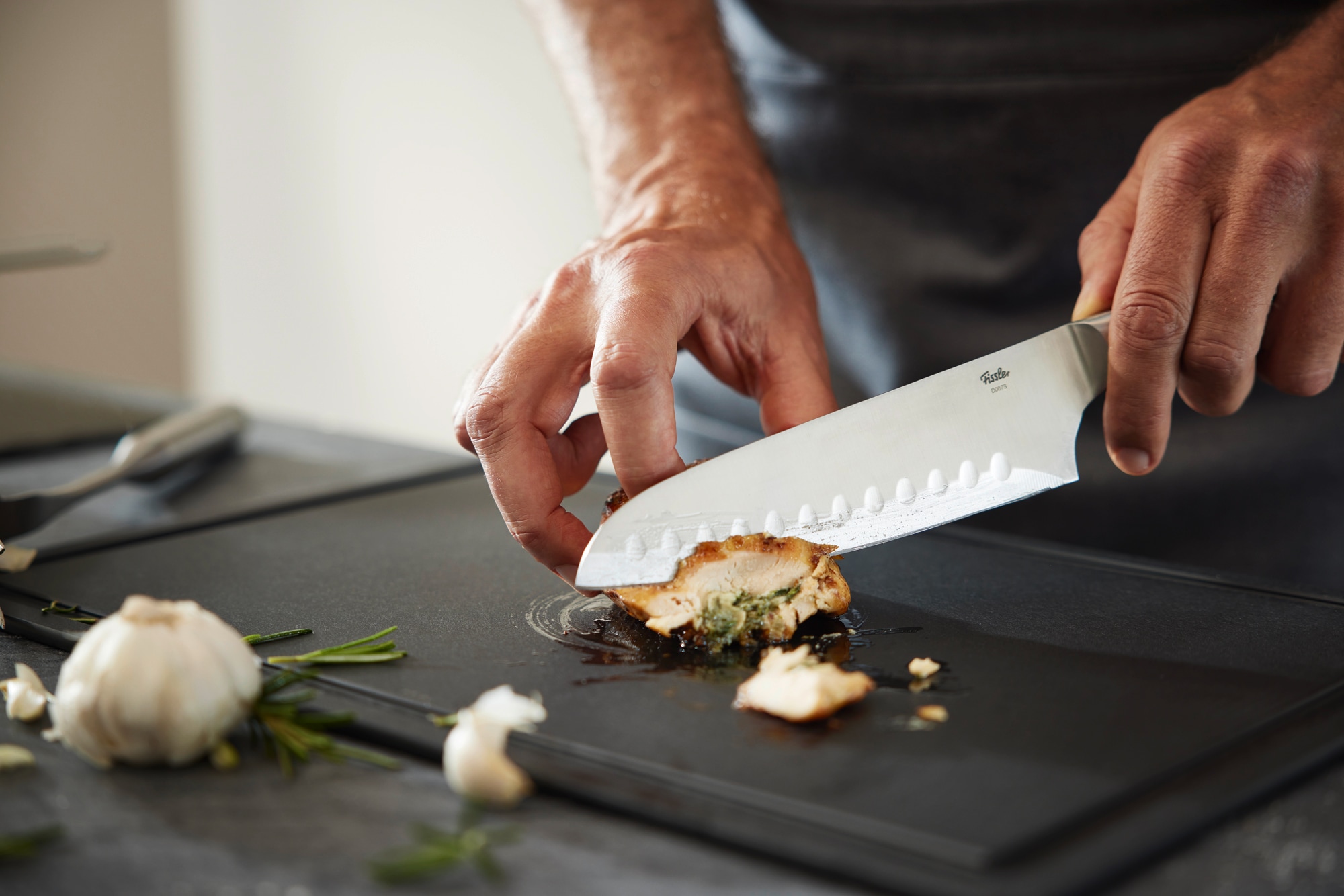 Fissler Santokumesser »Essential«, (1 tlg.), breite Klinge, Halbkropf, leicht gebogenes Klingenprofil, Kullen
