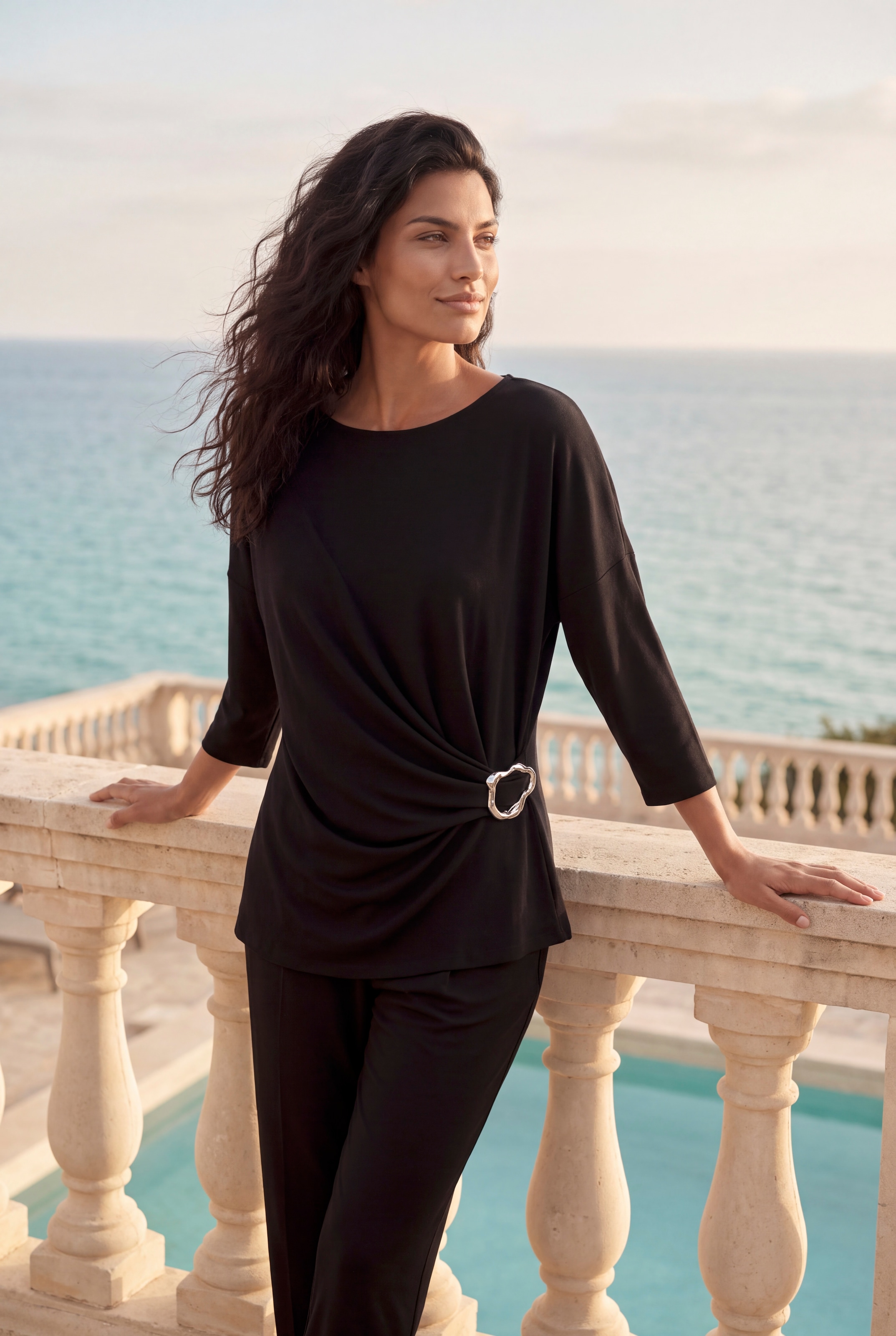 LASCANA Langarmshirt "mit elegantem Accessoire" Feinstrick aus weicher Viskosemischung