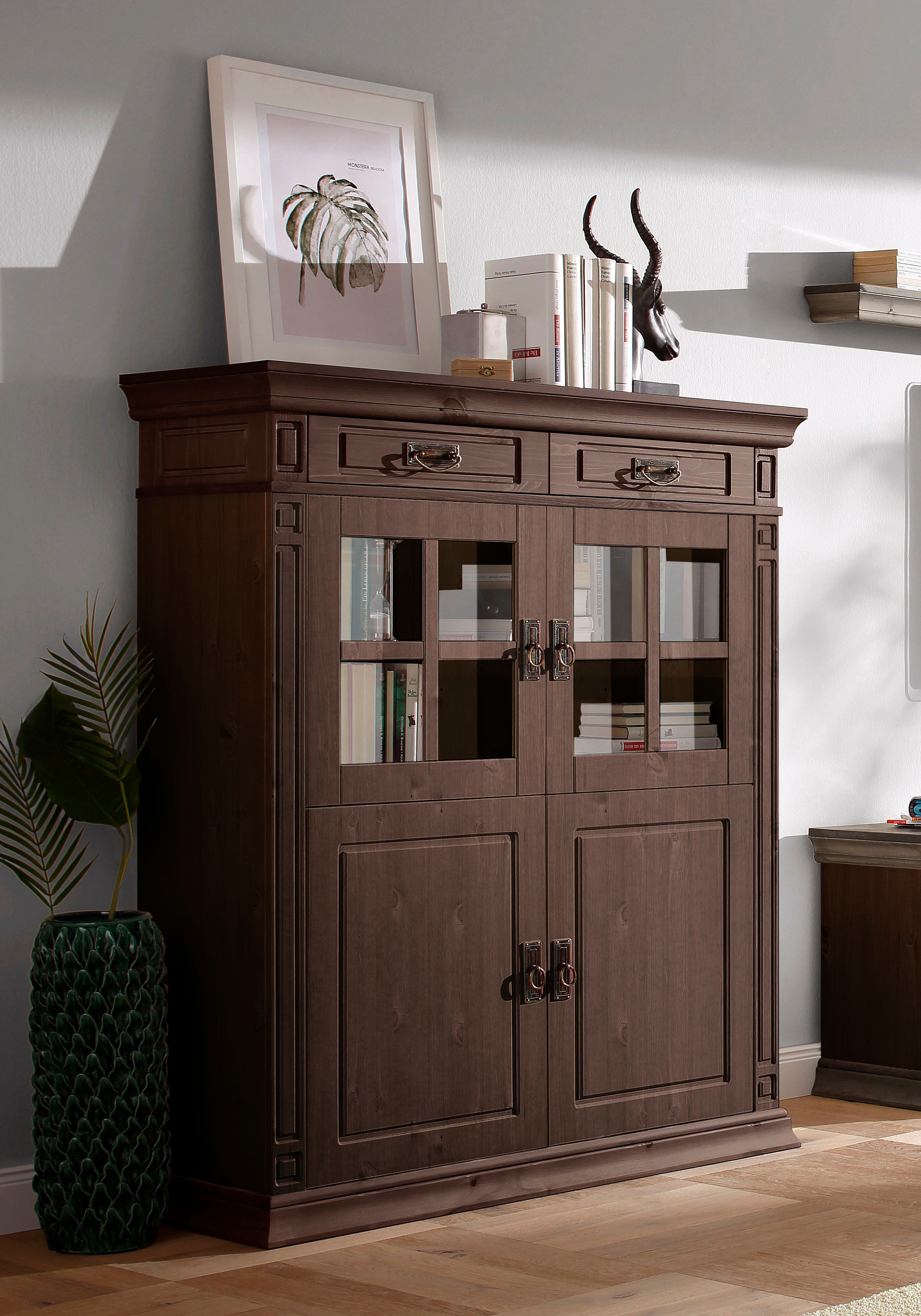 OTTO home Highboard "Vinales, 2 Schubladen, 4 Türen, 3 Einlegeböden, Griffe im Jugendstil" Vitrine, Messinggriffe im Jugendstil