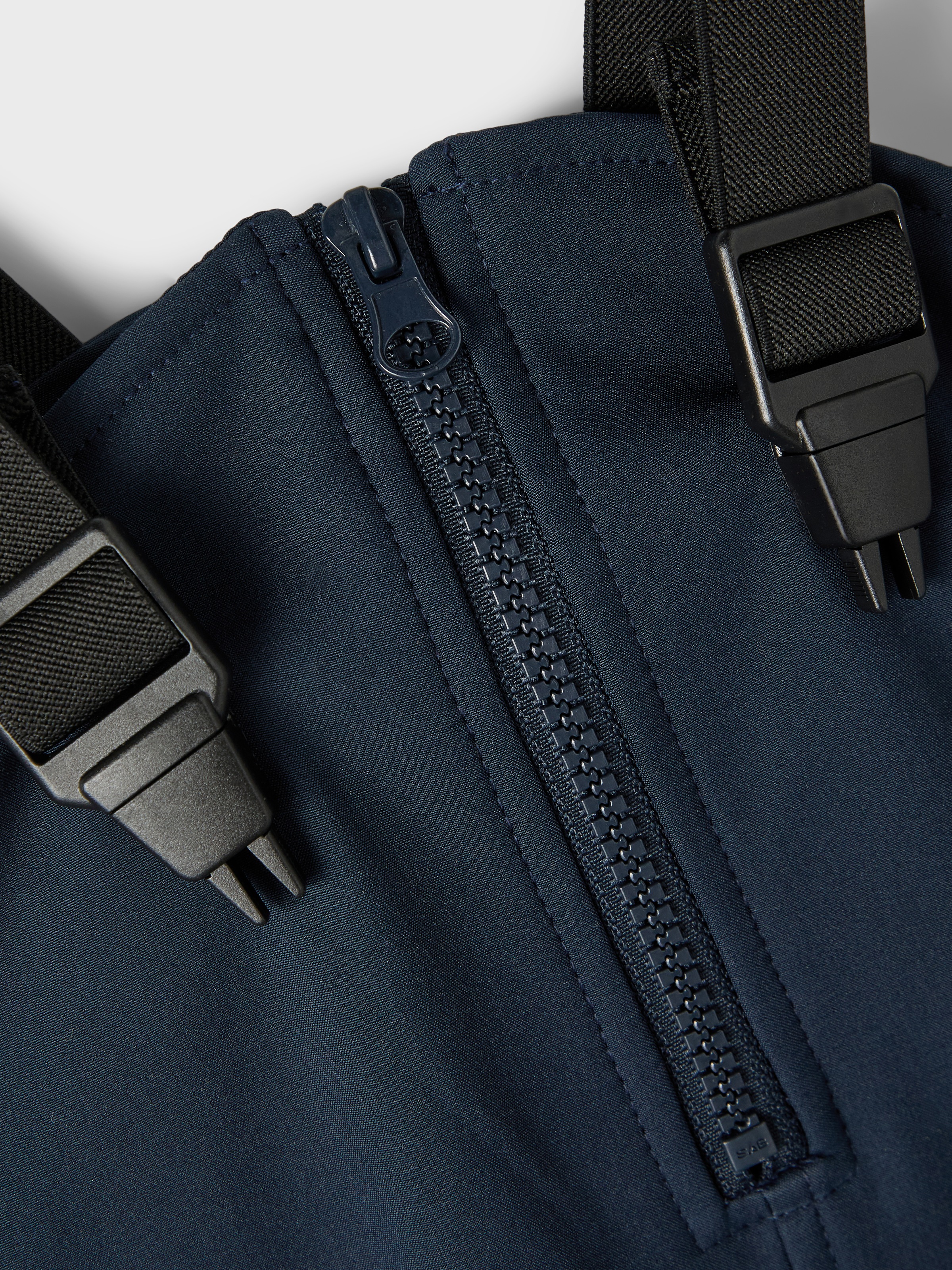 Thumbnail - Name It Regenhose "NMNALFA08 SOFTSHELL BIB PANT SOLID FO" mit dekorativen und reflektierenden Details