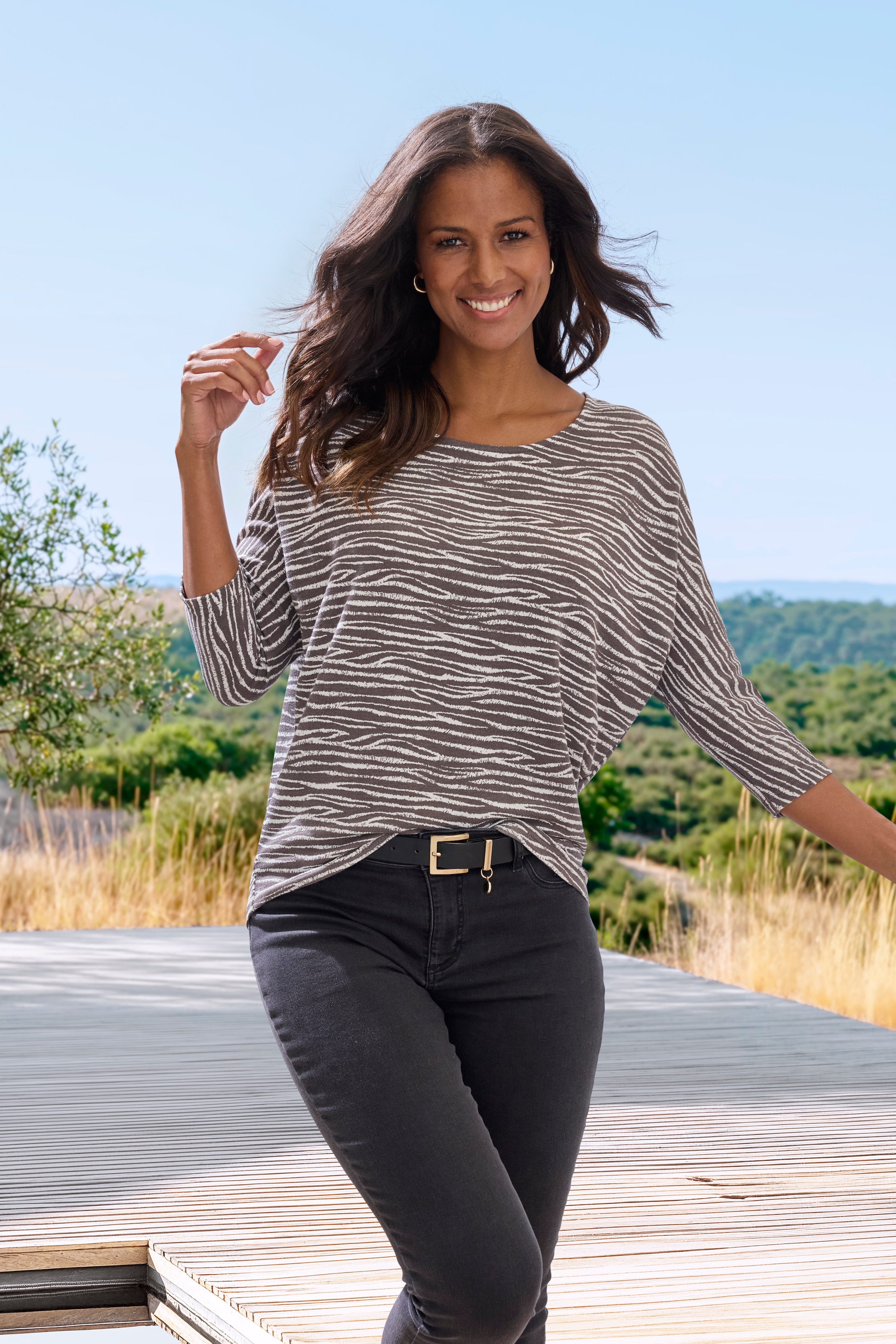 LASCANA 3/4-Arm-Shirt »mit modischem Zebra-Muster«, aus weichem Viskose-Strick