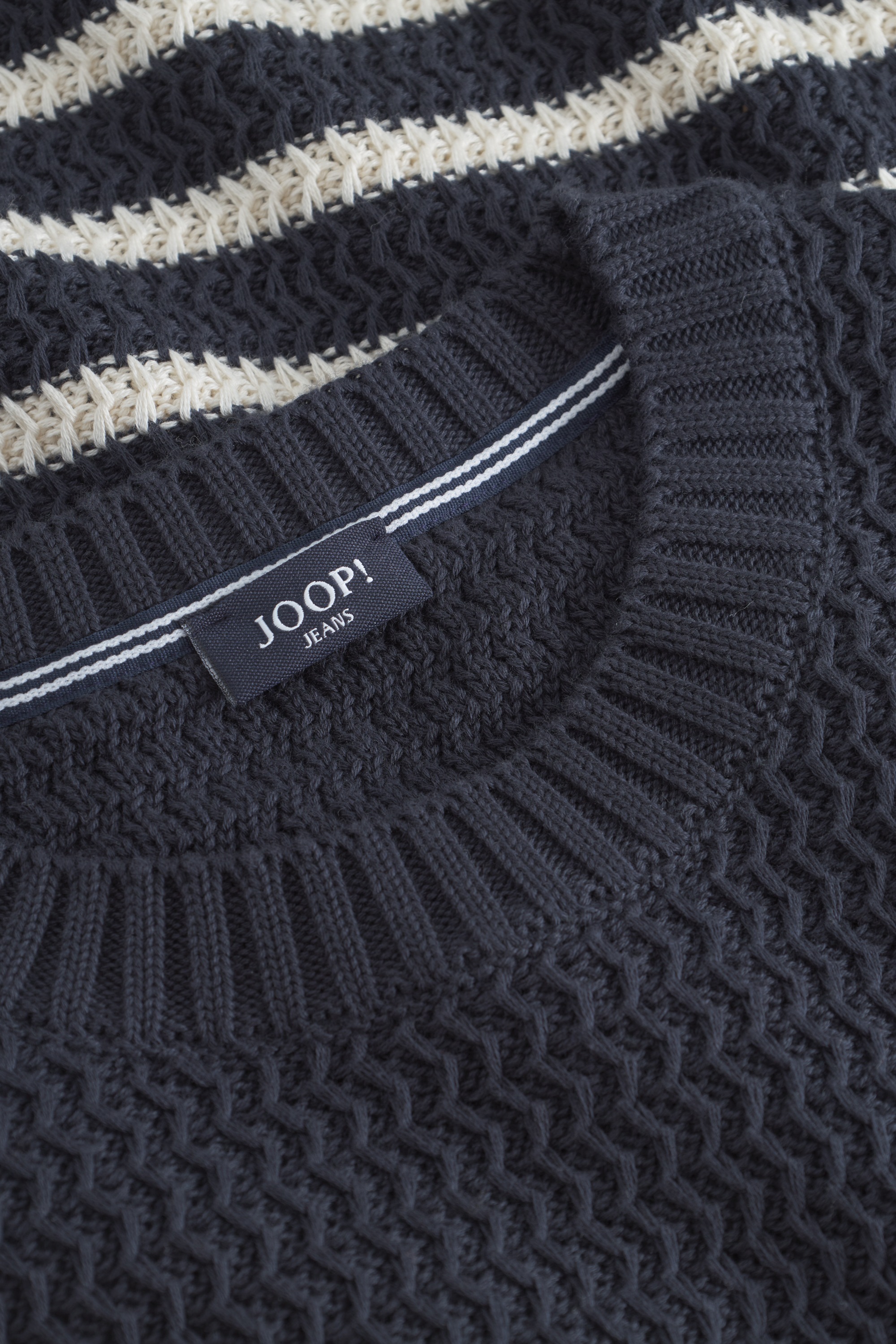 Joop Jeans Rundhalspullover »Gerono«, Strickmuster, Patch seitlich am Rumpf