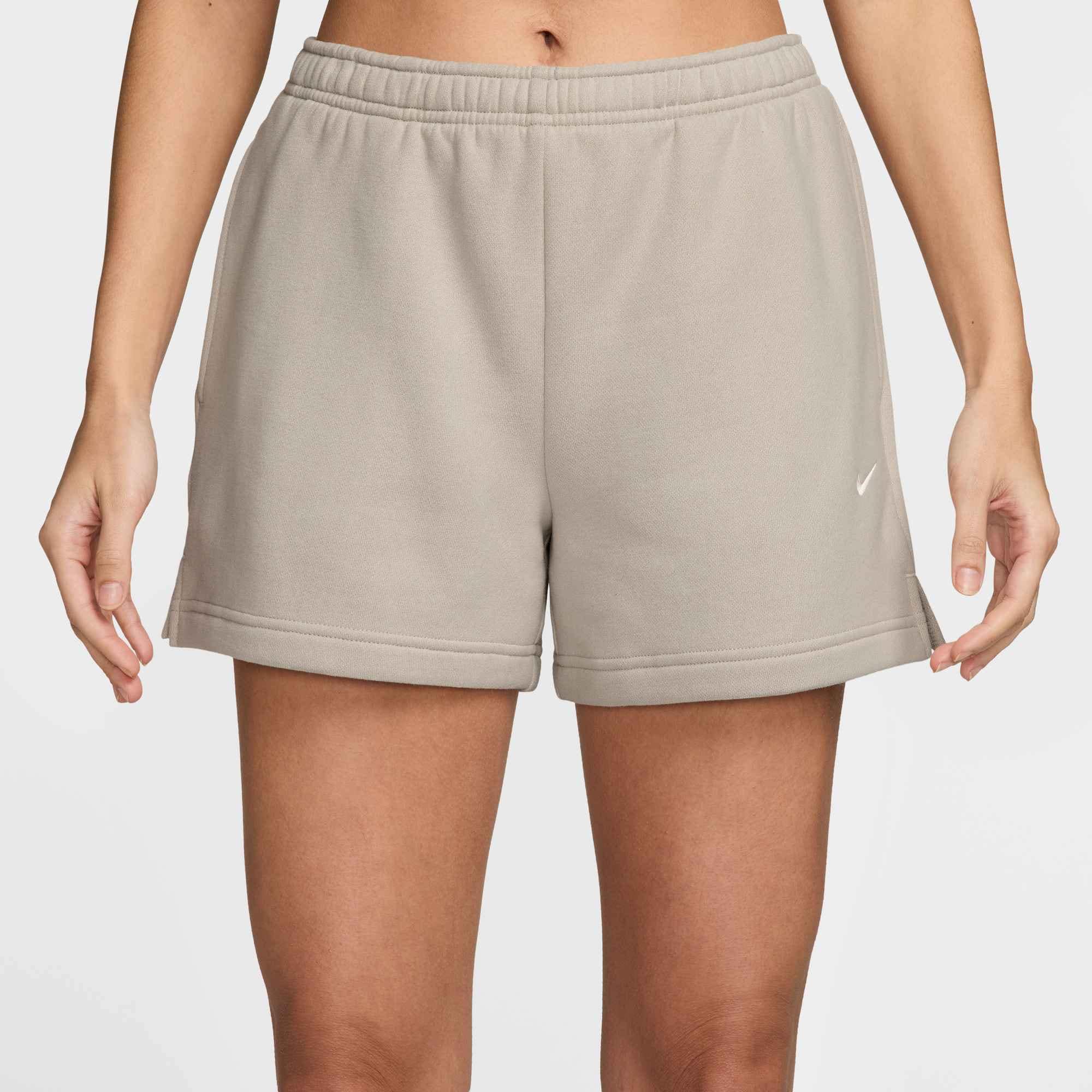 Nike Sportswear Shorts »W NK STDO FLC MW MR STD 4 SHRT«  mit Eingrifftaschen, mit Logostickerei, mit Gummizug