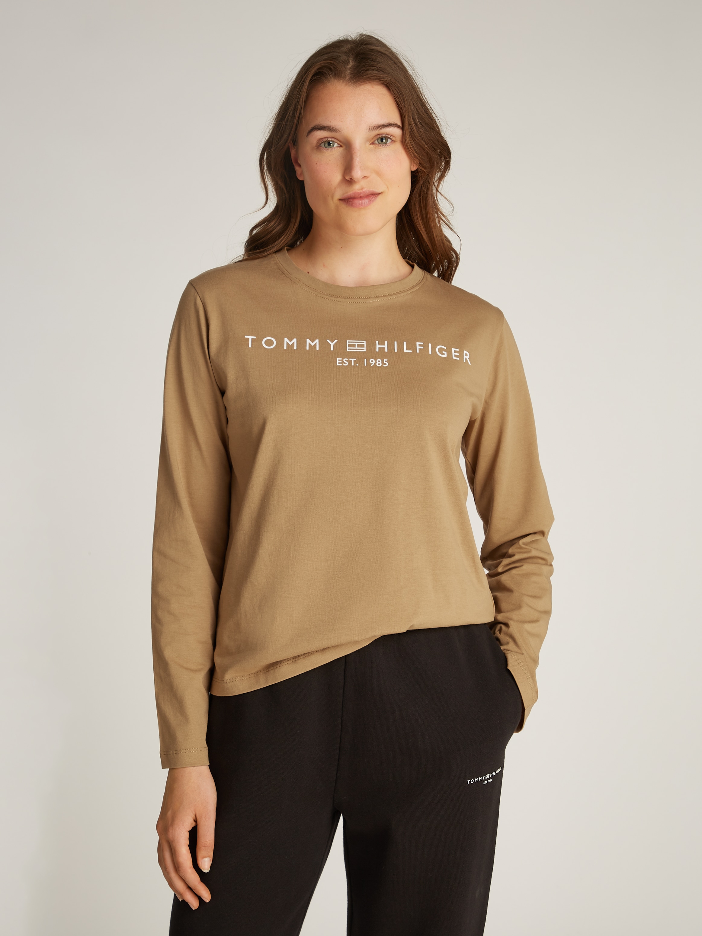 Tommy Hilfiger Langarmshirt »REG CORP LOGO C-NK LS«, mit Logoschriftzug