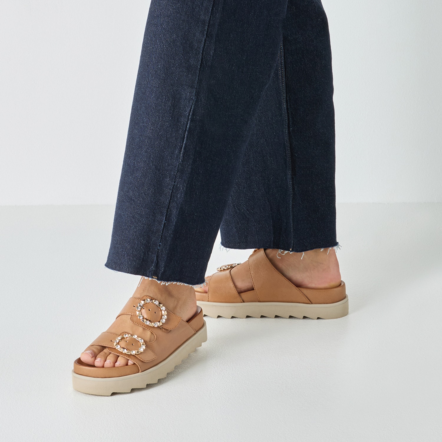Tamaris Pantolette  Sommerschuh mit schmuckbesetzten, verstellbaren Schnallen