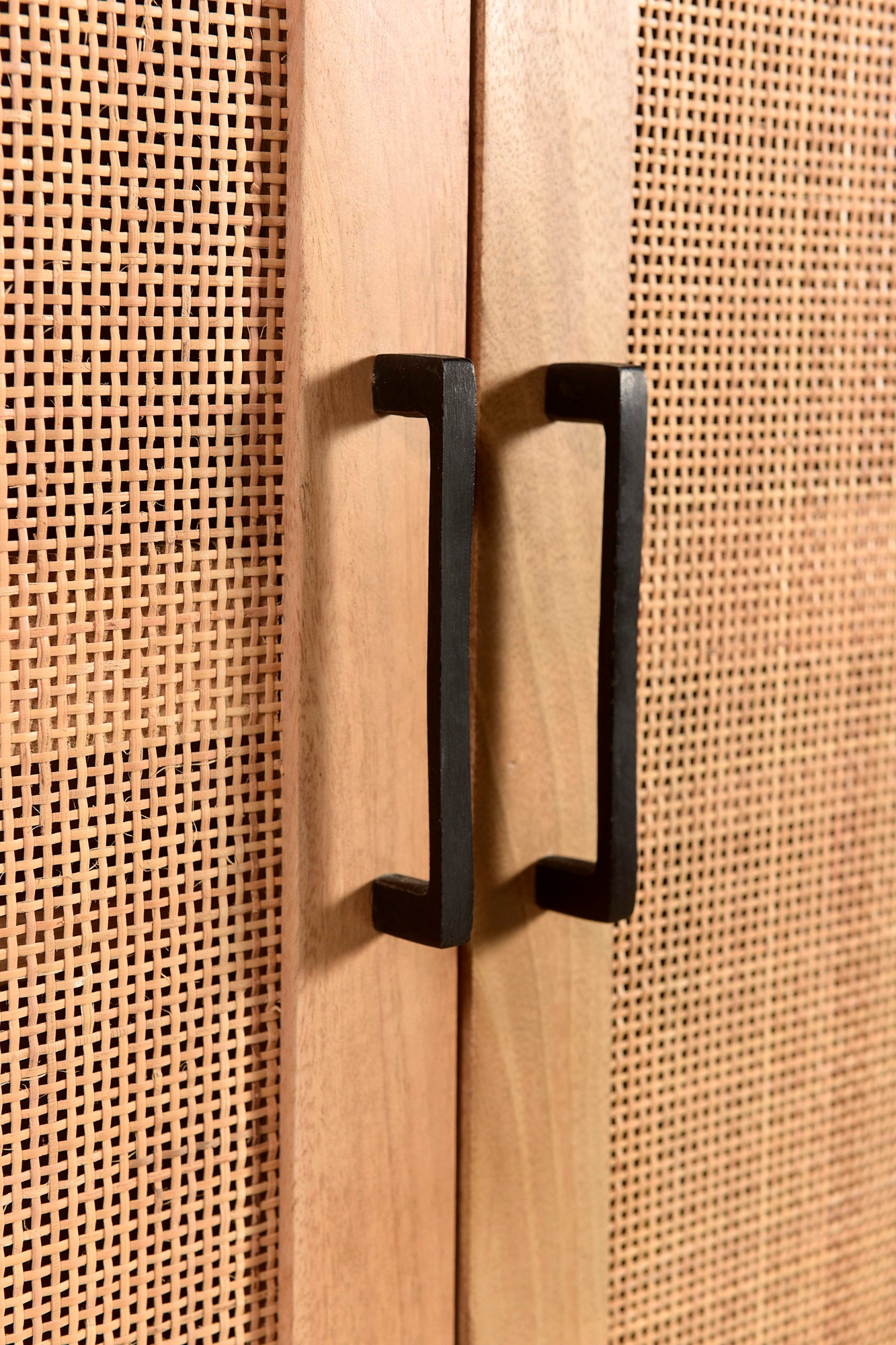 SIT Mehrzweckschrank, Mit Einsatz aus Rattangeflecht