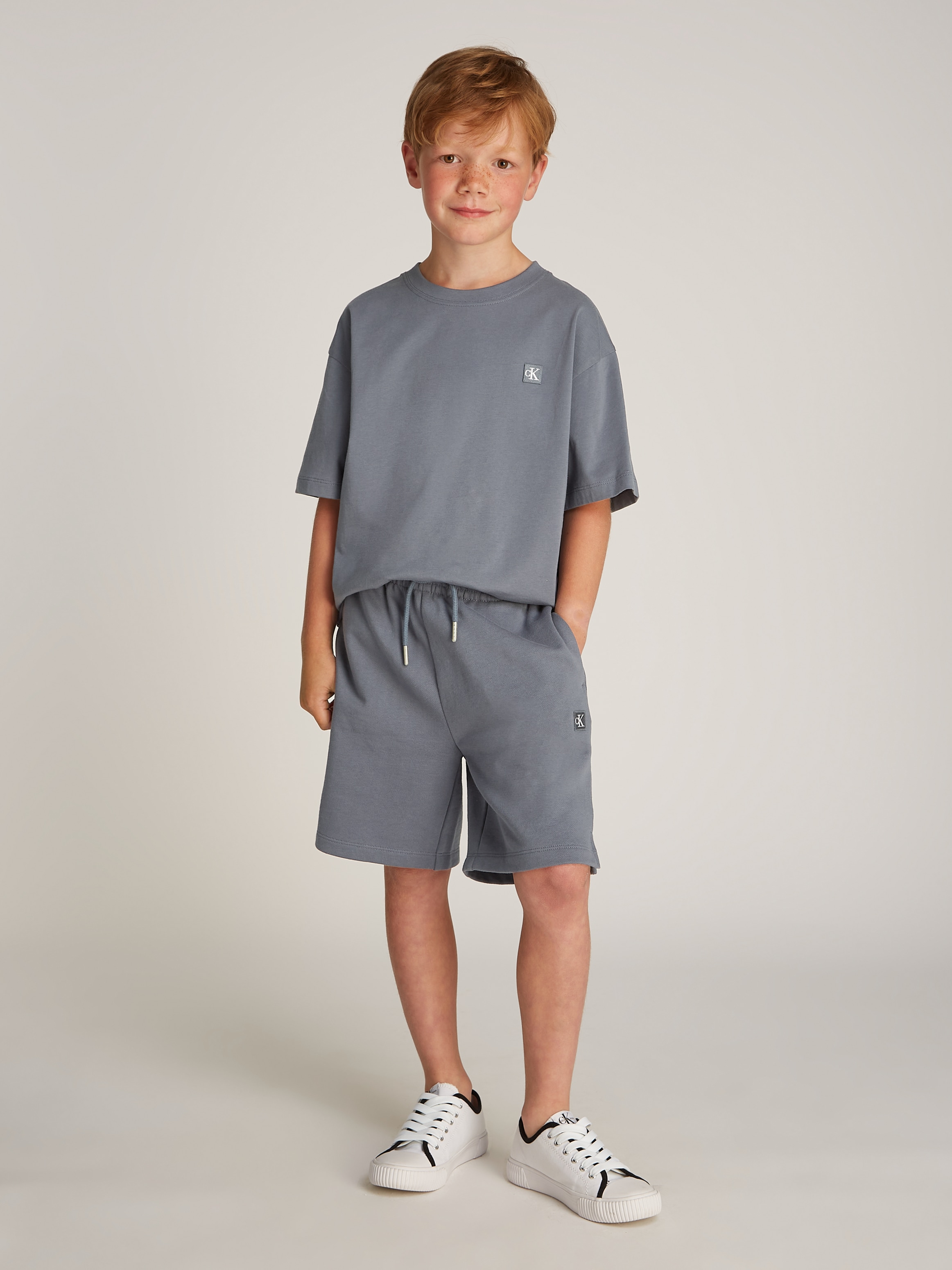 Calvin Klein Jeans Shirt & Shorts »T-SHIRT/SHORTS RELAXED SET«, mit Logo-Badges