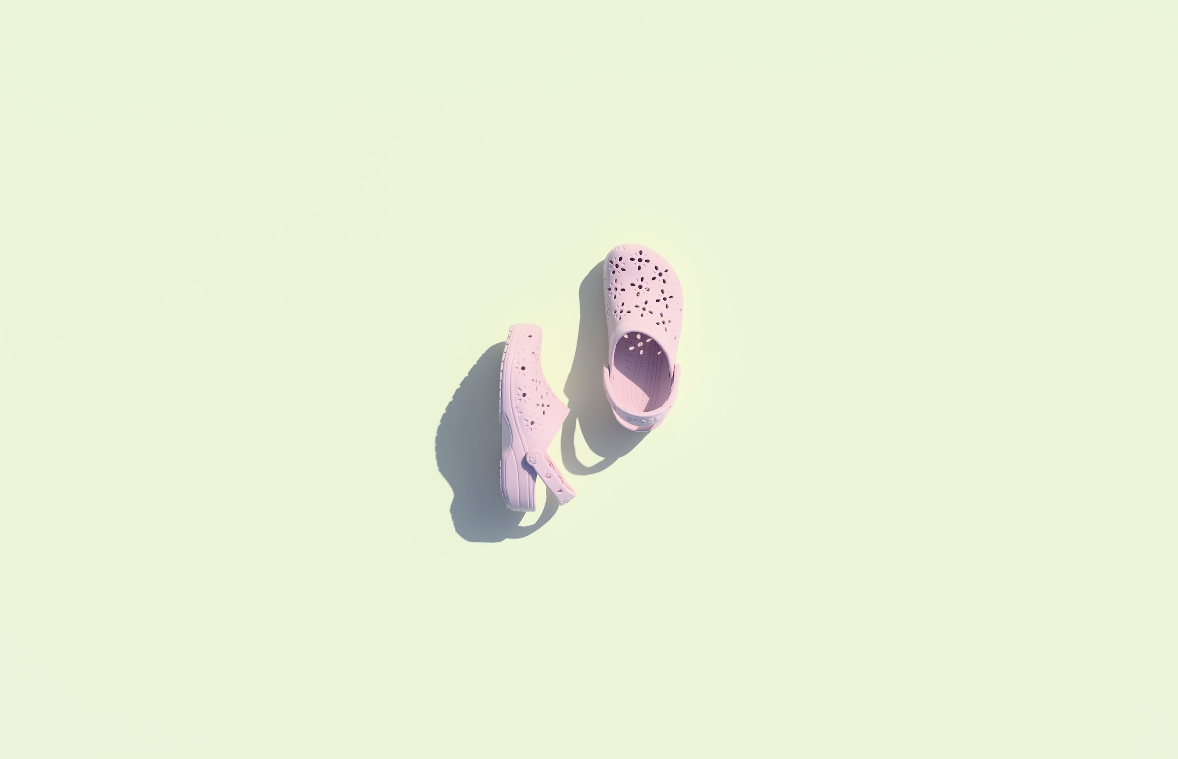 Crocs Clog »Classic Floral Cut Out Clog«, Sandale, Sommerschuh, Loafer mit Lüftungsöffnungen in Blütenstruktur
