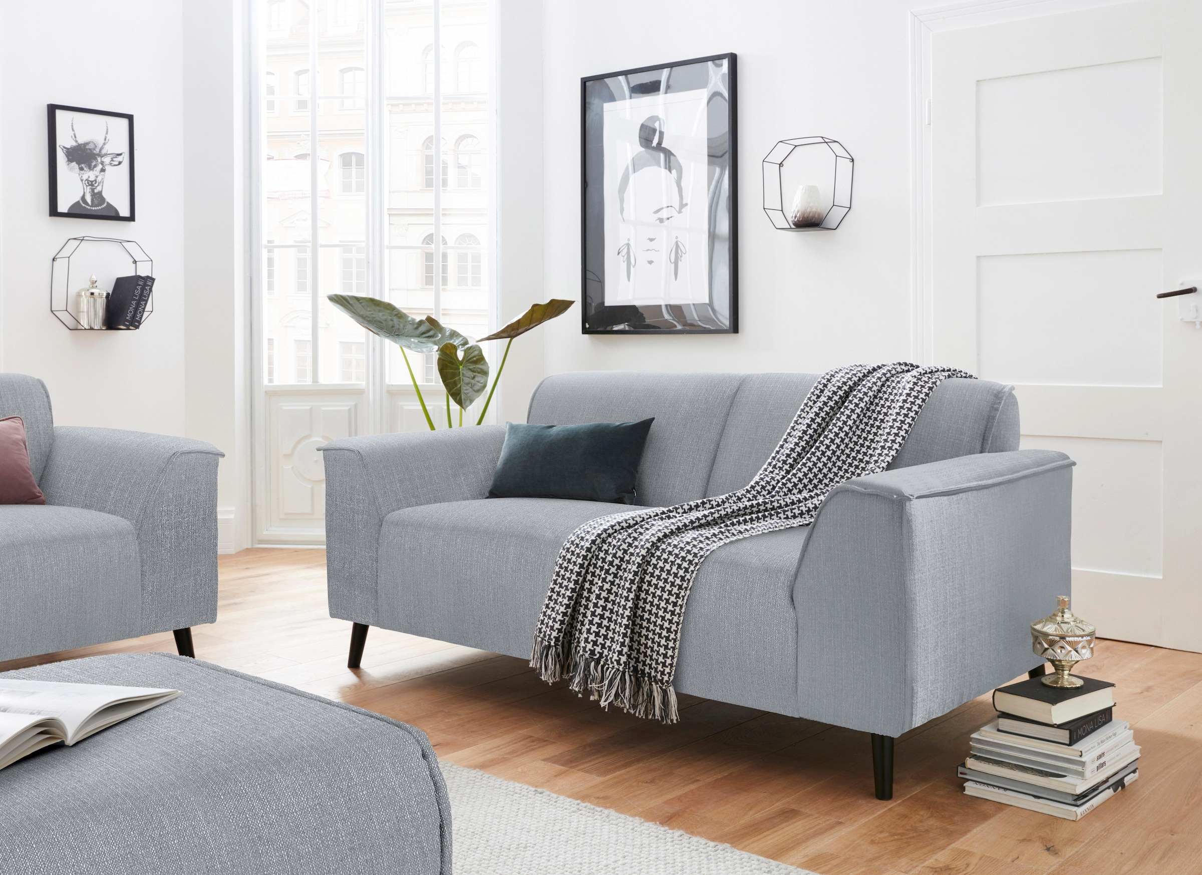 DOMO collection 2-Sitzer »Amora, inklusive komfortablem Federkern für mehr Sitzkomfort«, Komfortsitzhöhe 47cm, elegante Armlehnen und hoher Fuß