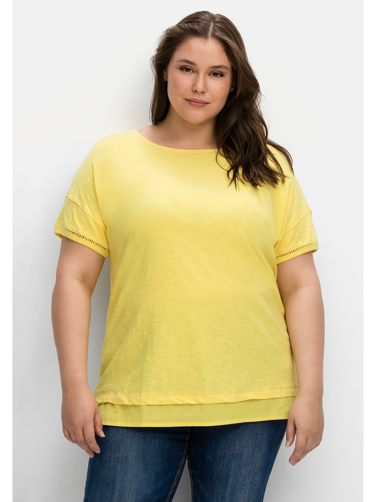 Sheego T-Shirt »Große für am Blusenbesatz Größen«, Saum BAUR | mit kaufen