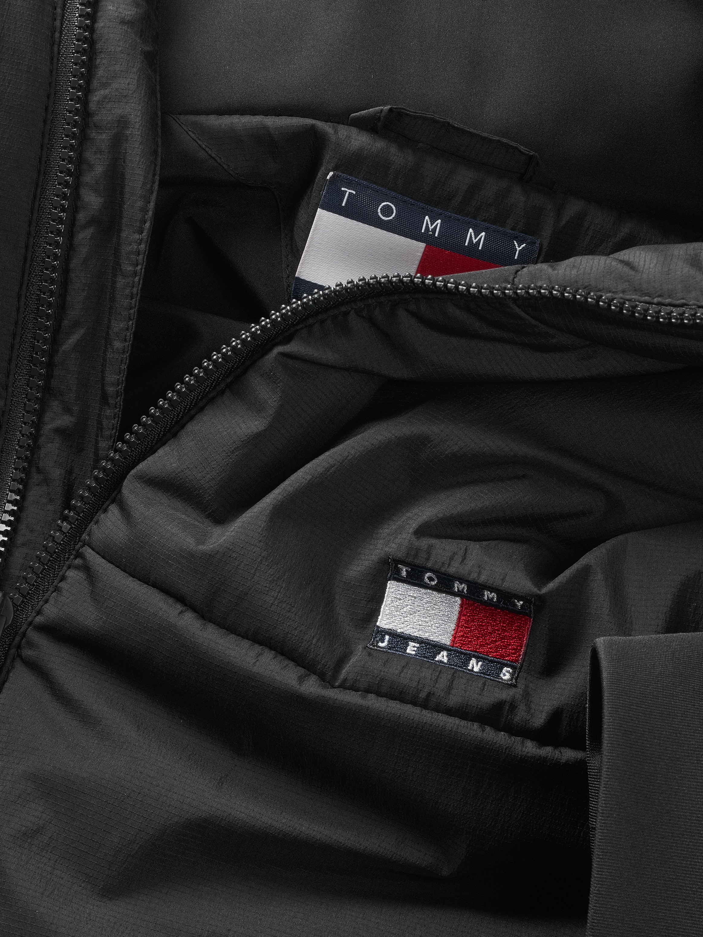 Tommy Jeans Kurzjacke »TJM LT POLY JACKET EXT«, mit Kapuze, mit Logostickerei
