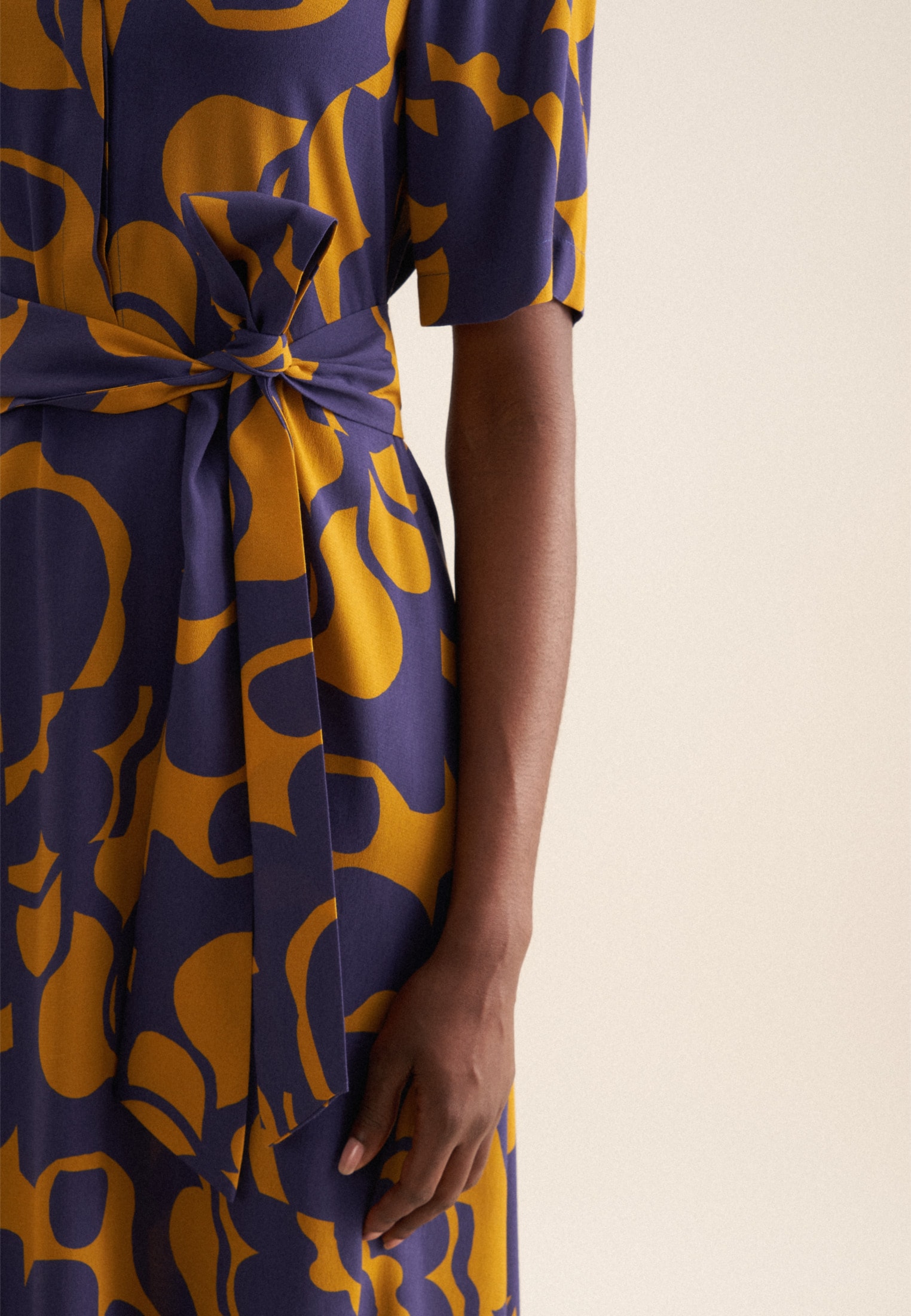 seidensticker Sommerkleid »Schwarze Rose«, Kurzarm Rundhals Geometrische Muster
