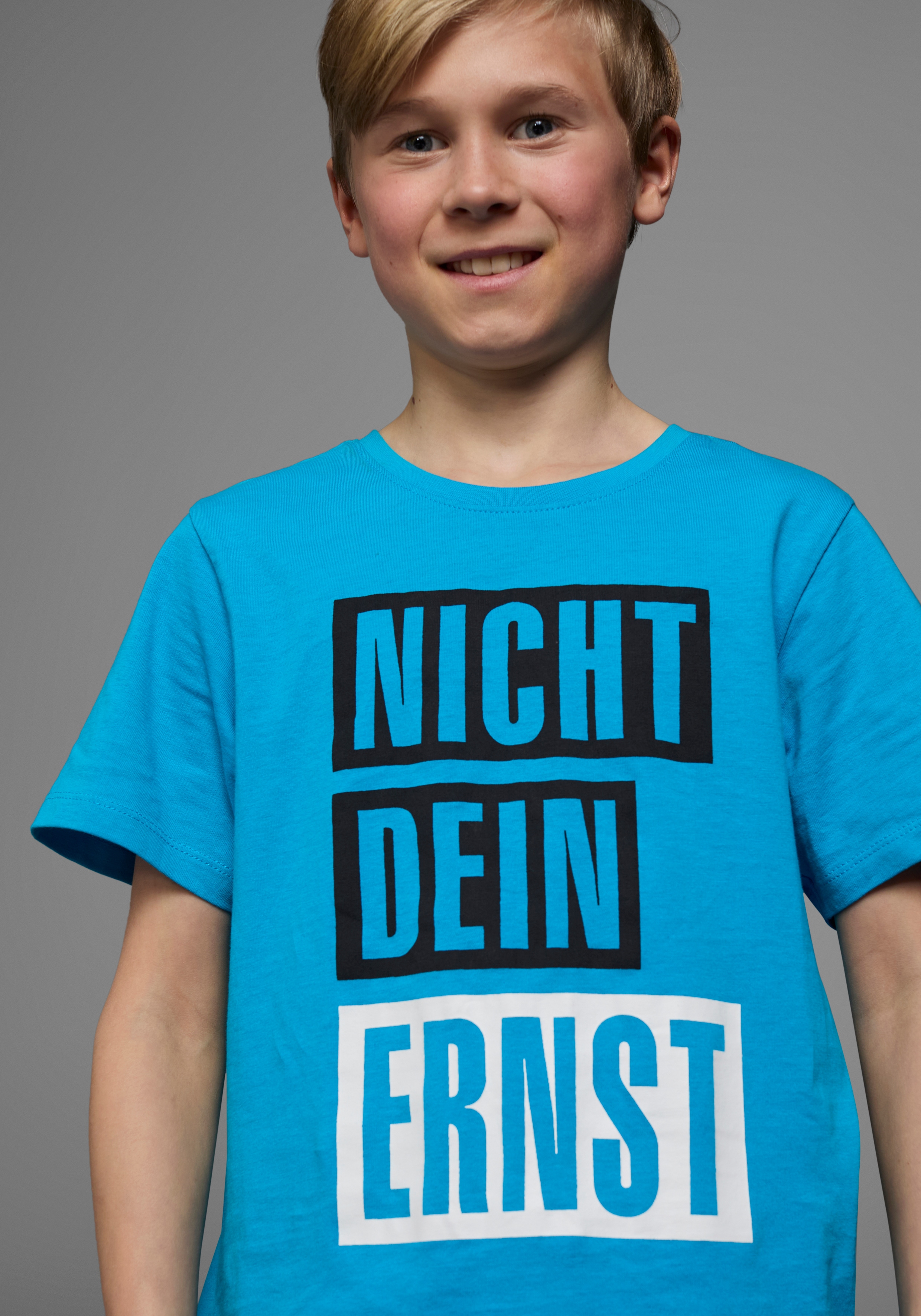 Thumbnail - KIDSWORLD T-Shirt "mit Spruch: NICHT DEIN ERNST" Kurzarm, Basic-Passform, mit trendigem Aufdruck