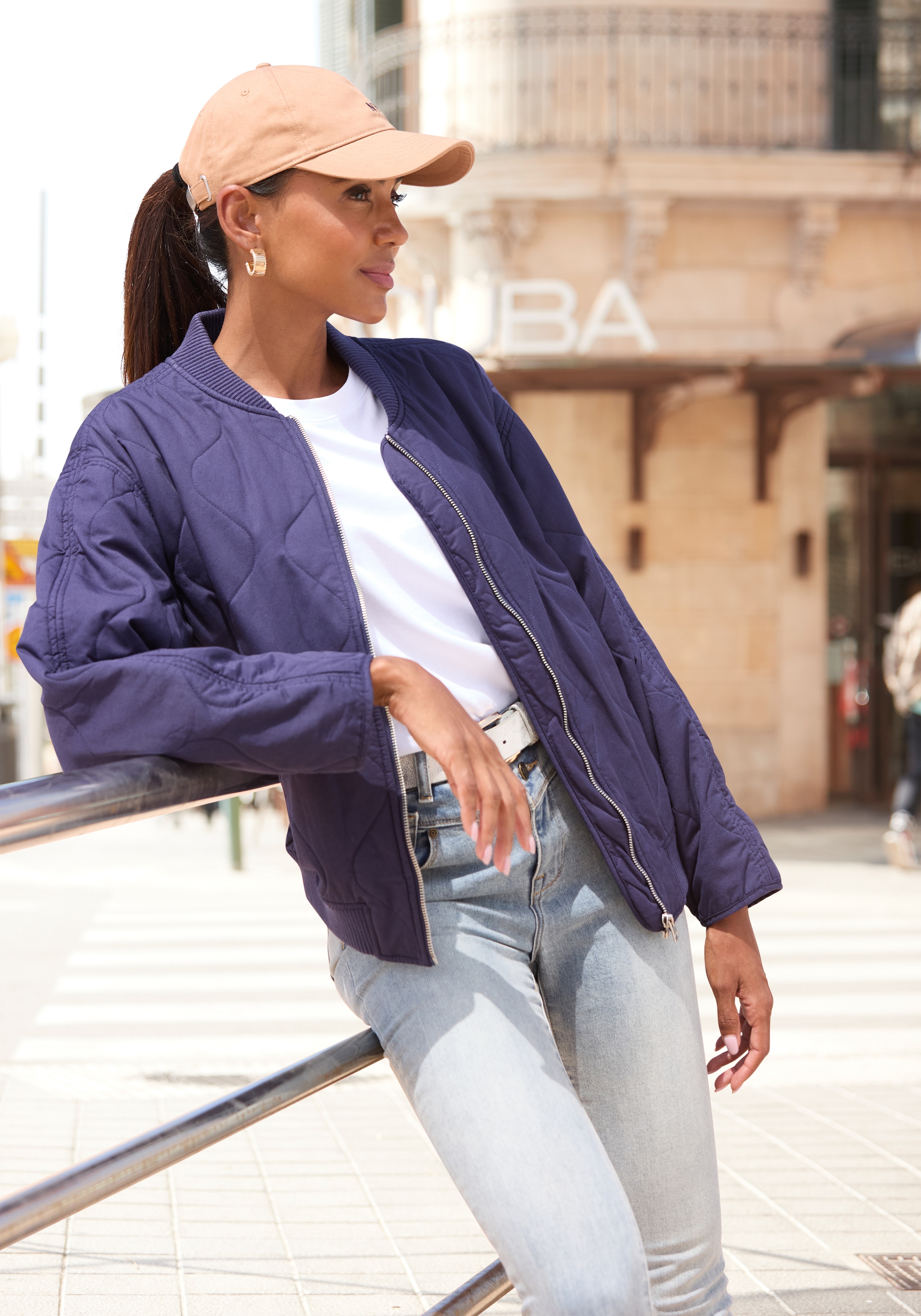 LASCANA Steppjacke, in modischer Optik mit Taschen, Bomber-Design