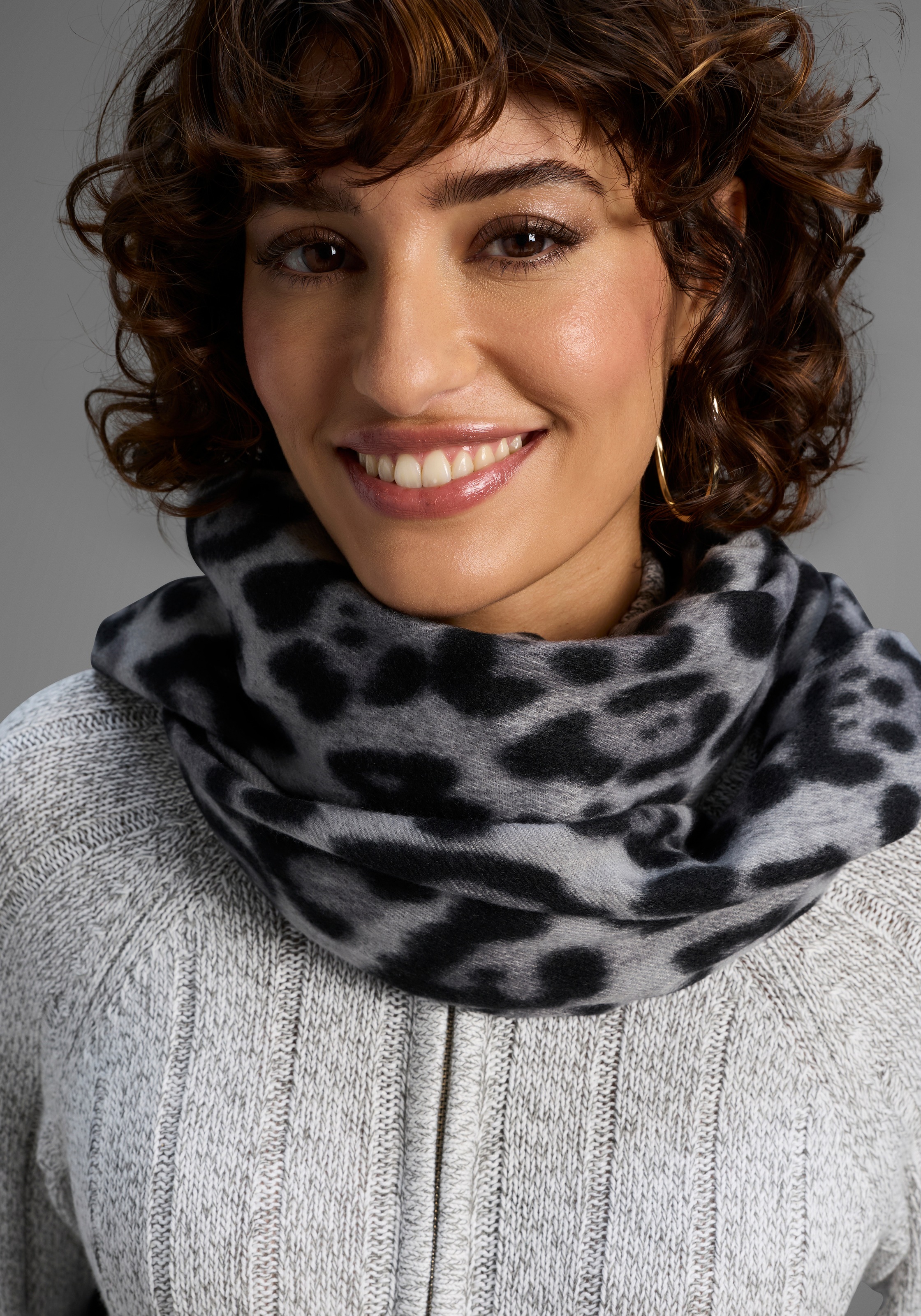 Laura Scott Modeschal im trendigen Leopard-Design mit Fransen