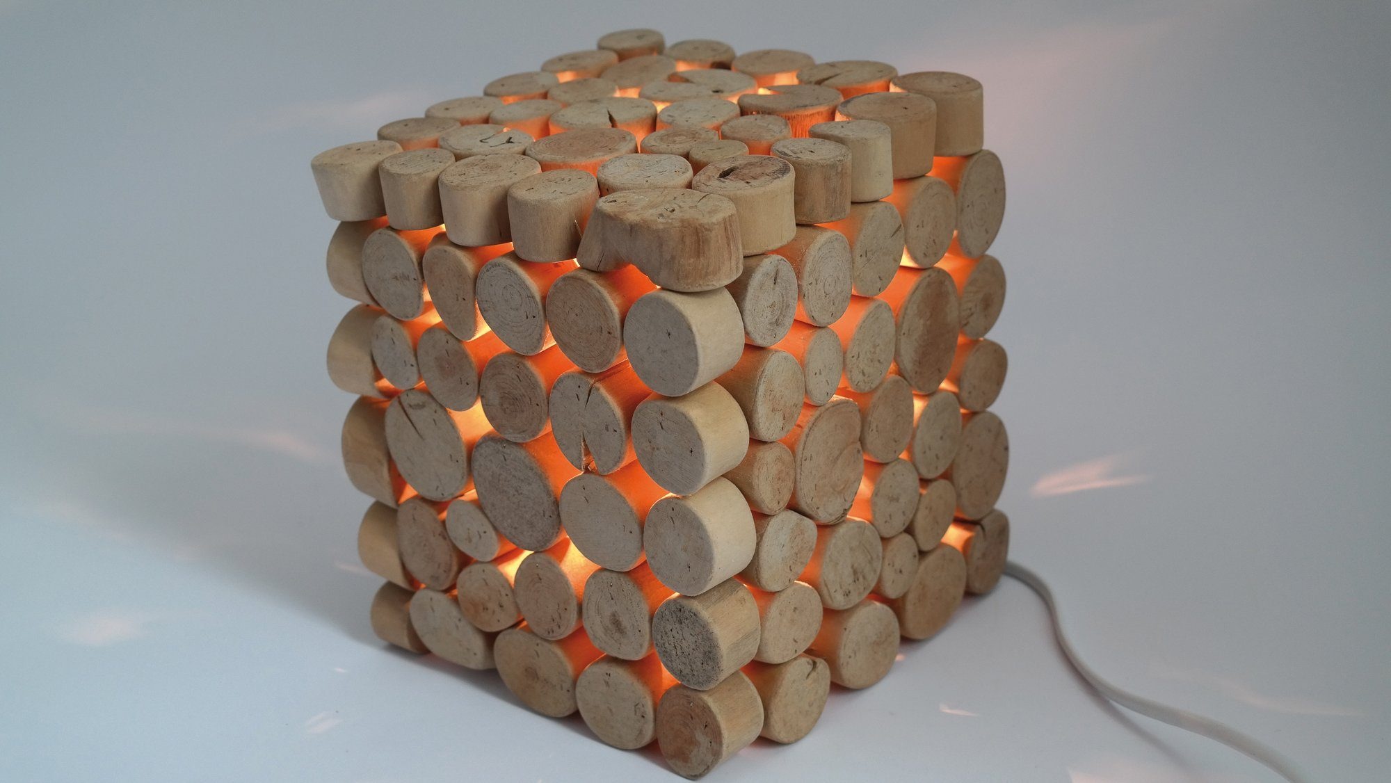 Tischlampe Würfel aus Holz, elektrisch beleuchtet