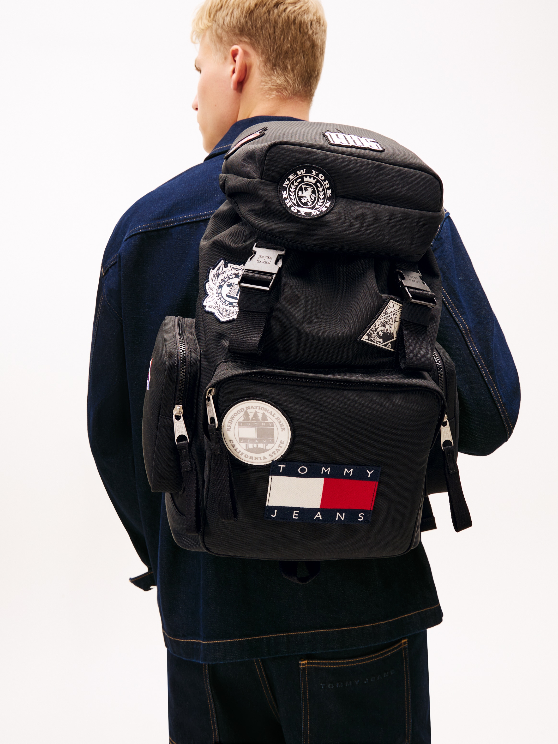 Tommy Jeans Freizeitrucksack »TJM ARCHIVE TREK SOLID BACKPACK« , Unisex Rolltop-Rucksack, Travelrucksack, Wanderrucksack mit Patches