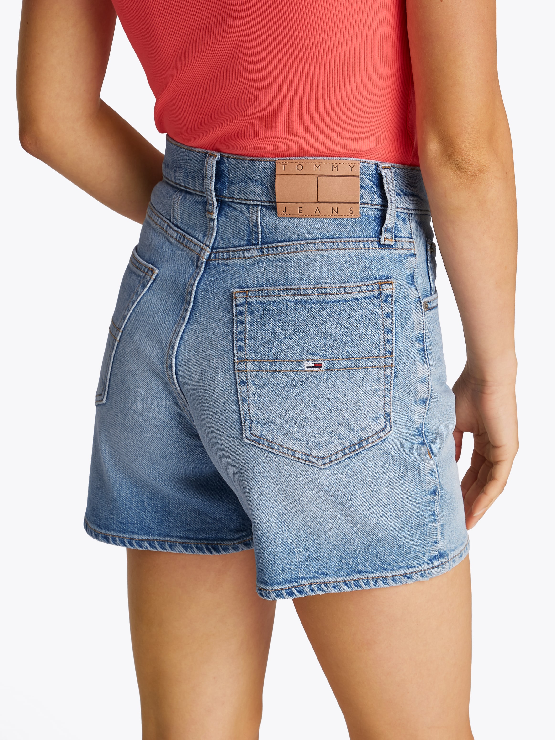 Tommy Jeans Shorts »MOM SHORT BI0112«, mit Logo-Badge, in blauer Waschung
