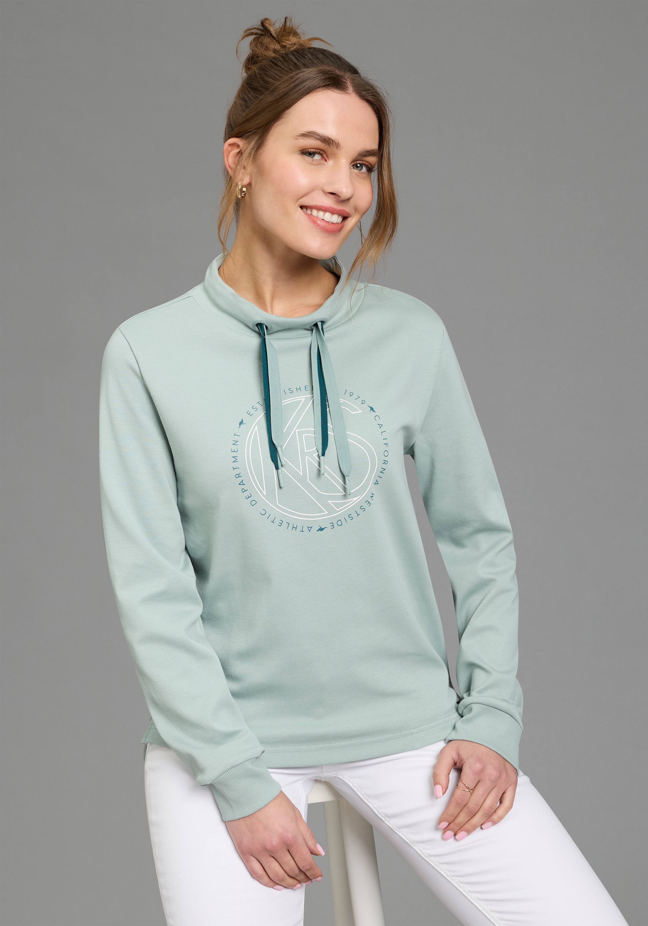 KangaROOS Sweatshirt, mit Metalllabel, hüftbedeckende Länge, auch in großen Größen
